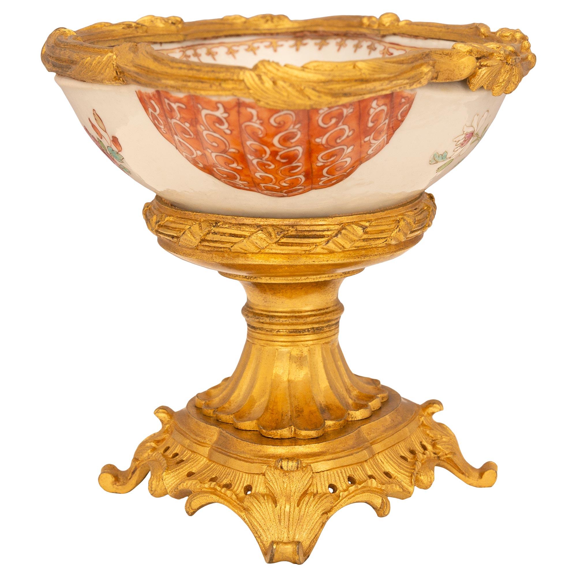 Paire de centres de table chinois du XVIIIe siècle de style Louis XV en porcelaine et bronze doré Bon état - En vente à West Palm Beach, FL