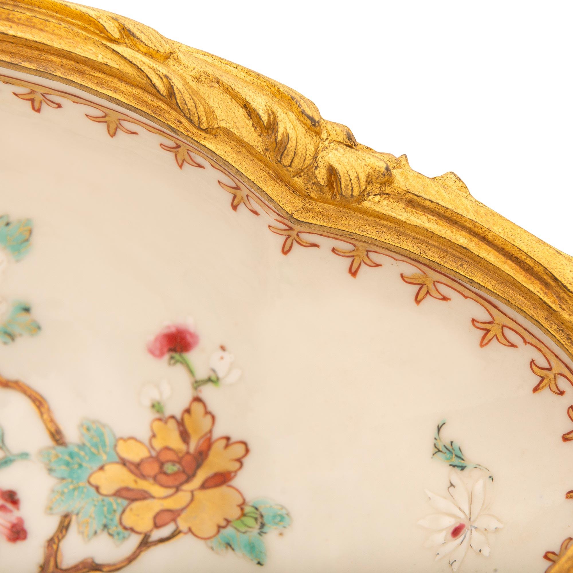 XIXe siècle Paire de centres de table chinois du XVIIIe siècle de style Louis XV en porcelaine et bronze doré en vente