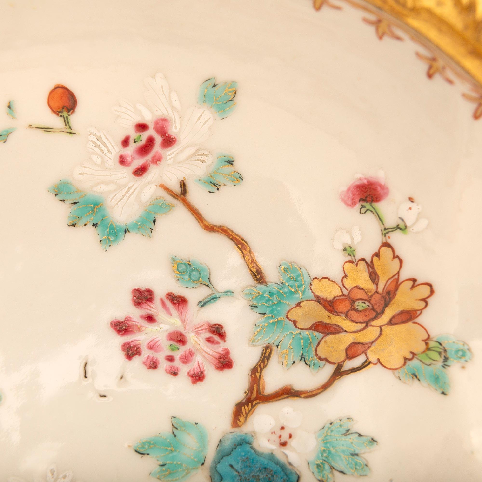 Porcelaine Paire de centres de table chinois du XVIIIe siècle de style Louis XV en porcelaine et bronze doré en vente