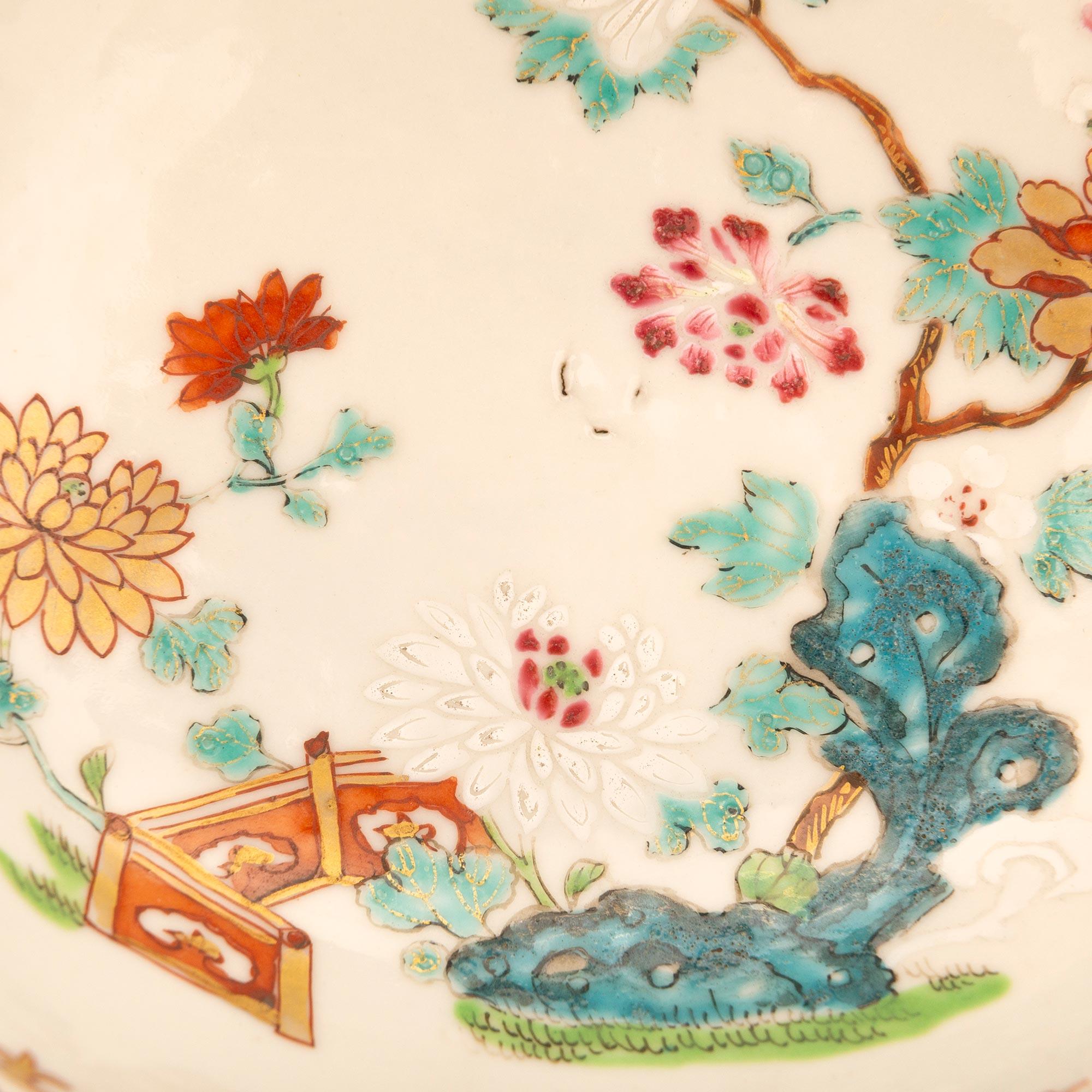Paire de centres de table chinois du XVIIIe siècle de style Louis XV en porcelaine et bronze doré en vente 1