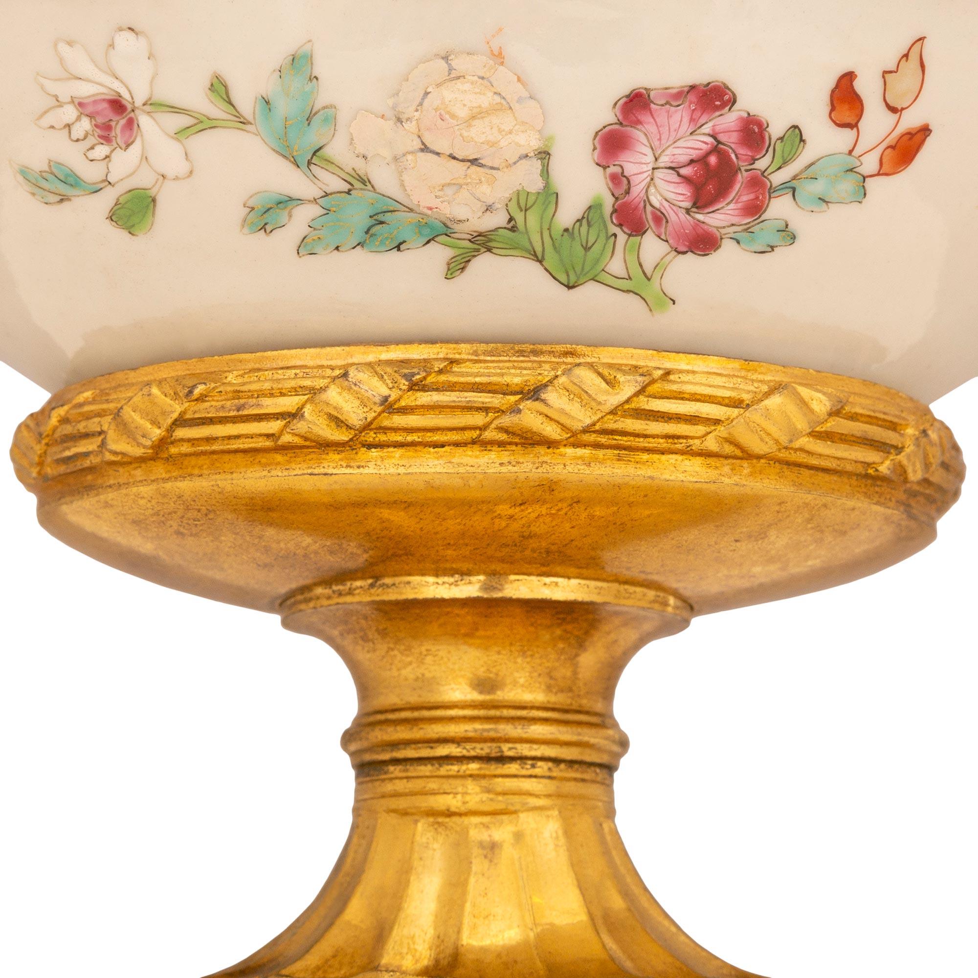 Paire de centres de table chinois du XVIIIe siècle de style Louis XV en porcelaine et bronze doré en vente 2