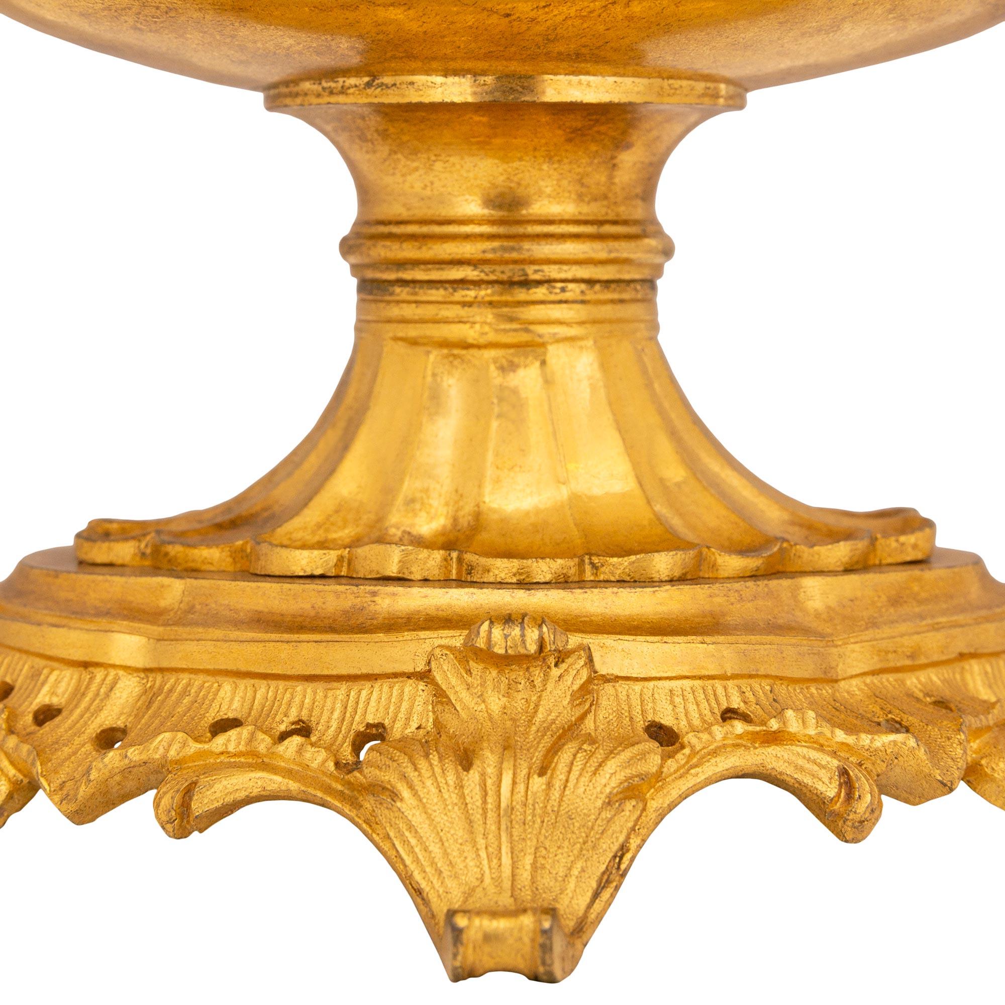 Paire de centres de table chinois du XVIIIe siècle de style Louis XV en porcelaine et bronze doré en vente 3