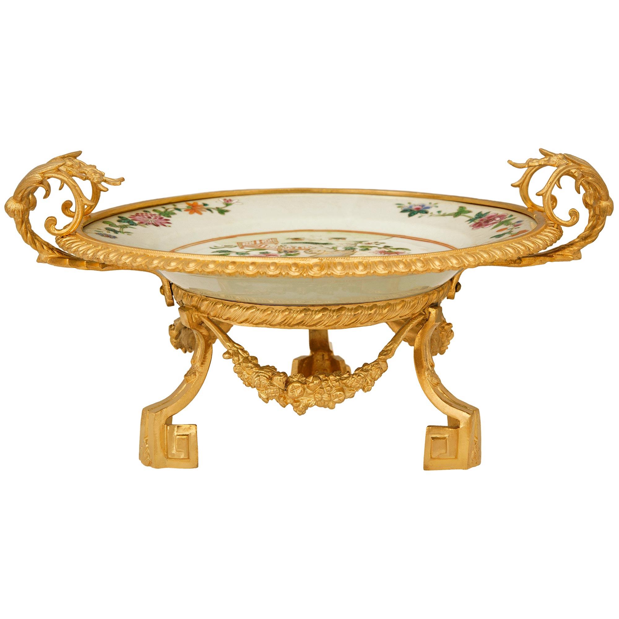 Louis XVI Paire de centres en porcelaine chinoise du 18e siècle et en bronze doré du 19e siècle en vente