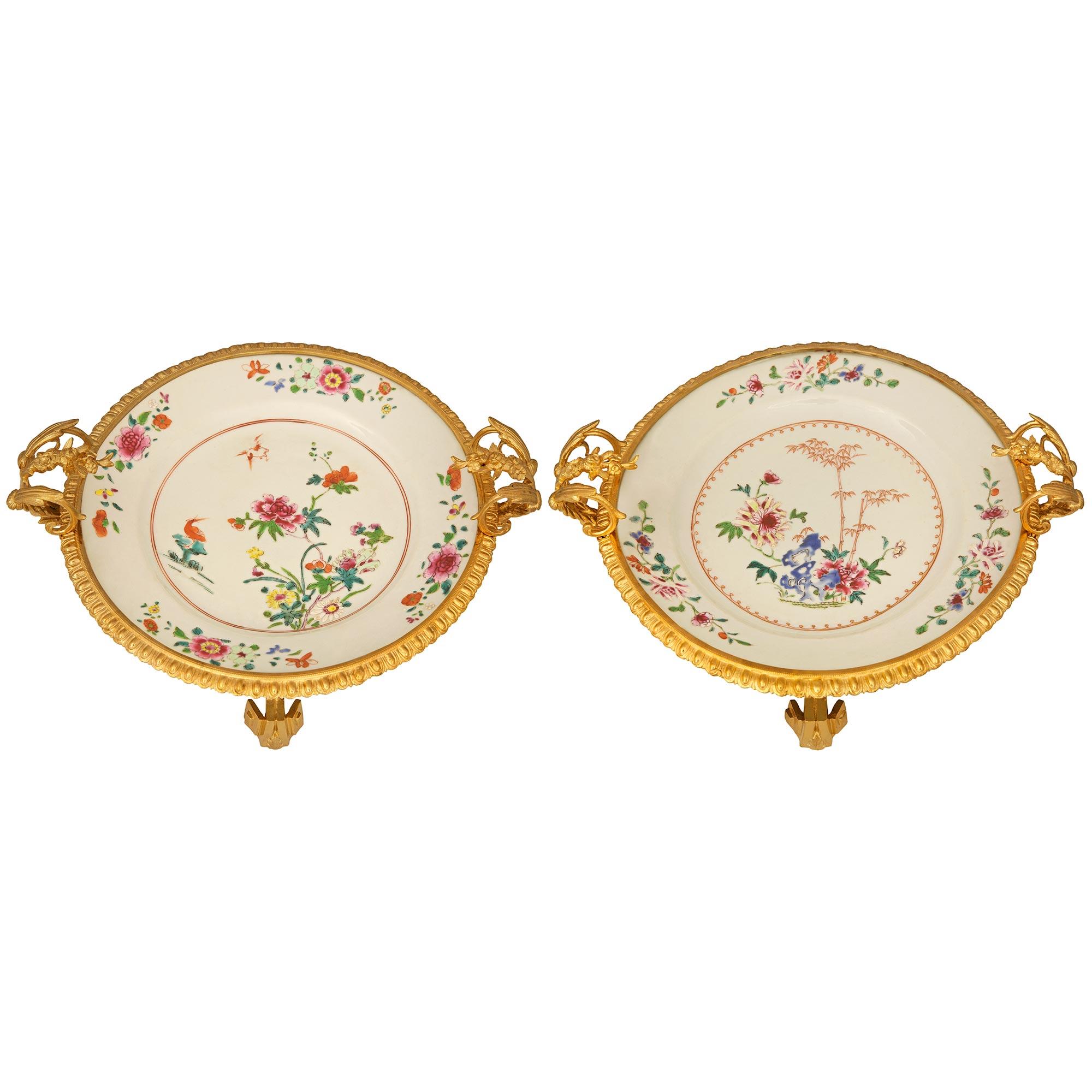 Porcelaine Paire de centres en porcelaine chinoise du 18e siècle et en bronze doré du 19e siècle en vente