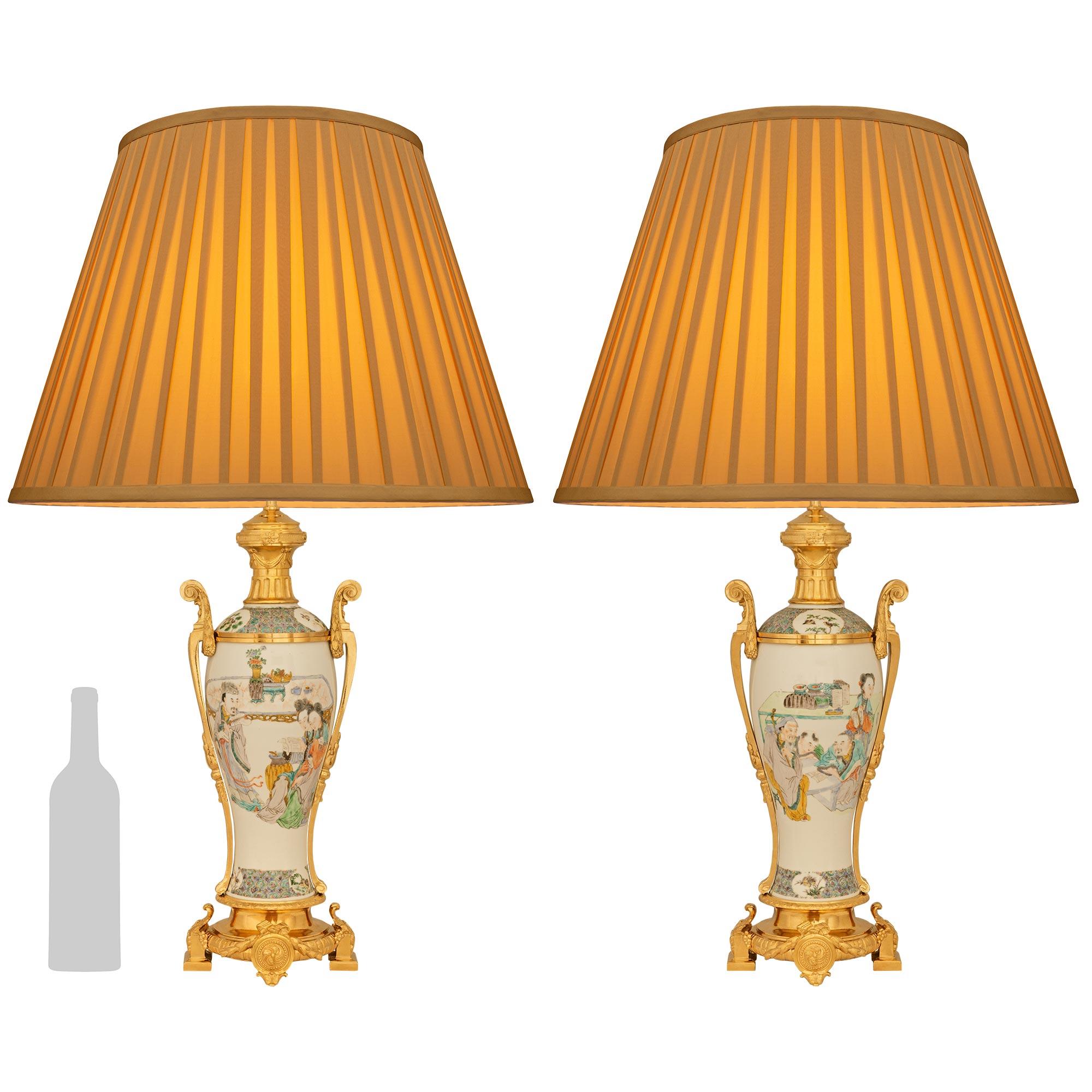 Una coppia squisita e molto decorativa di lampade cinesi del XVIII secolo in porcellana Famille Rose e francesi Luigi XVI in Ormolu. Ogni elegantissimo vaso montato in una lampada è sollevato da un'alternanza di rosette circolari e piedi