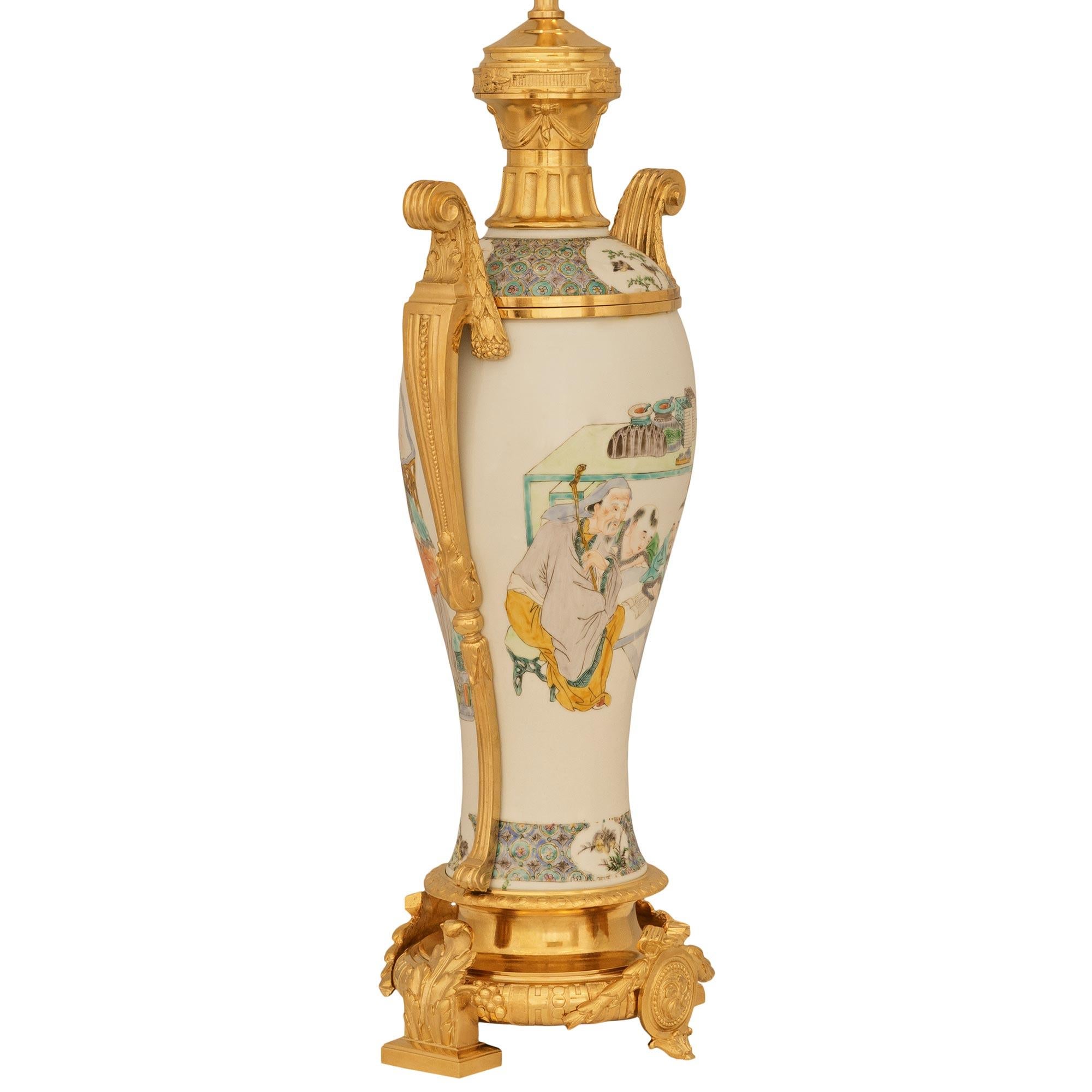 Francese coppia di lampade in porcellana cinese del XVIII secolo e in ormolu francese di epoca Luigi XVI in vendita