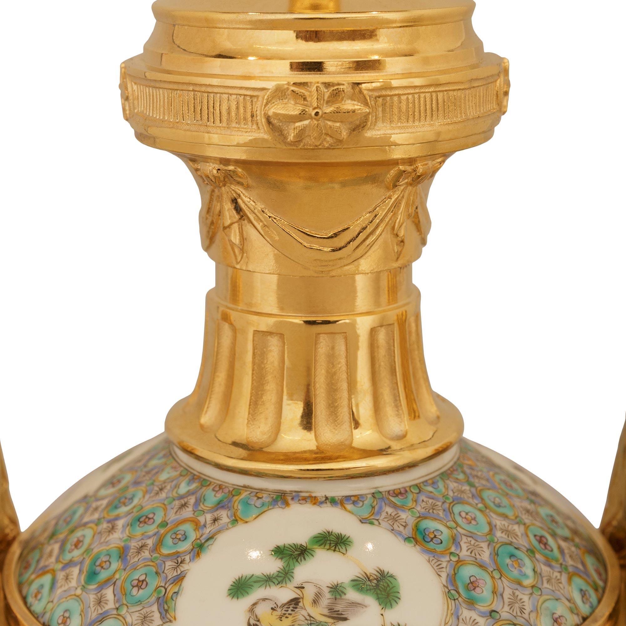 XIX secolo coppia di lampade in porcellana cinese del XVIII secolo e in ormolu francese di epoca Luigi XVI in vendita