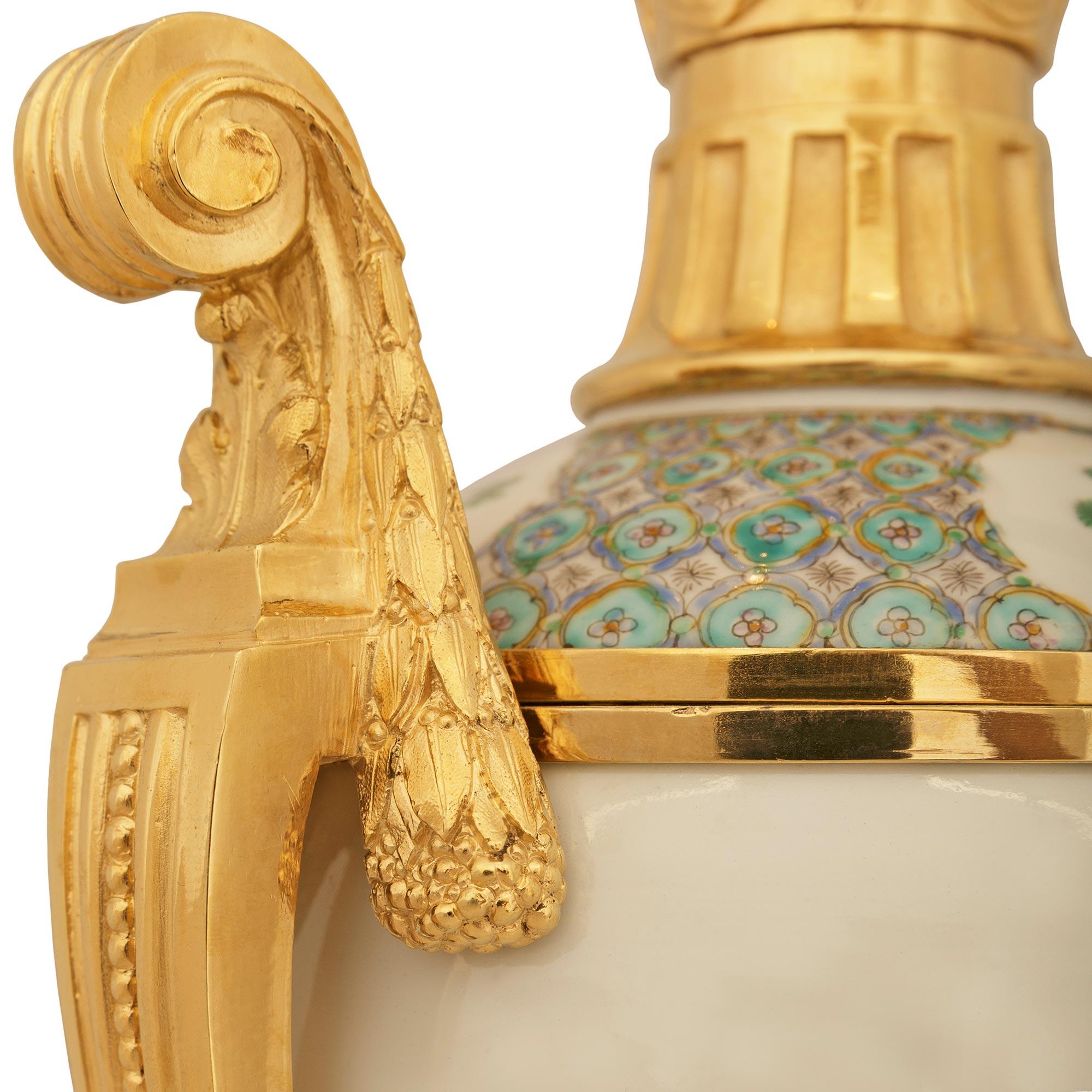 Porcellana coppia di lampade in porcellana cinese del XVIII secolo e in ormolu francese di epoca Luigi XVI in vendita
