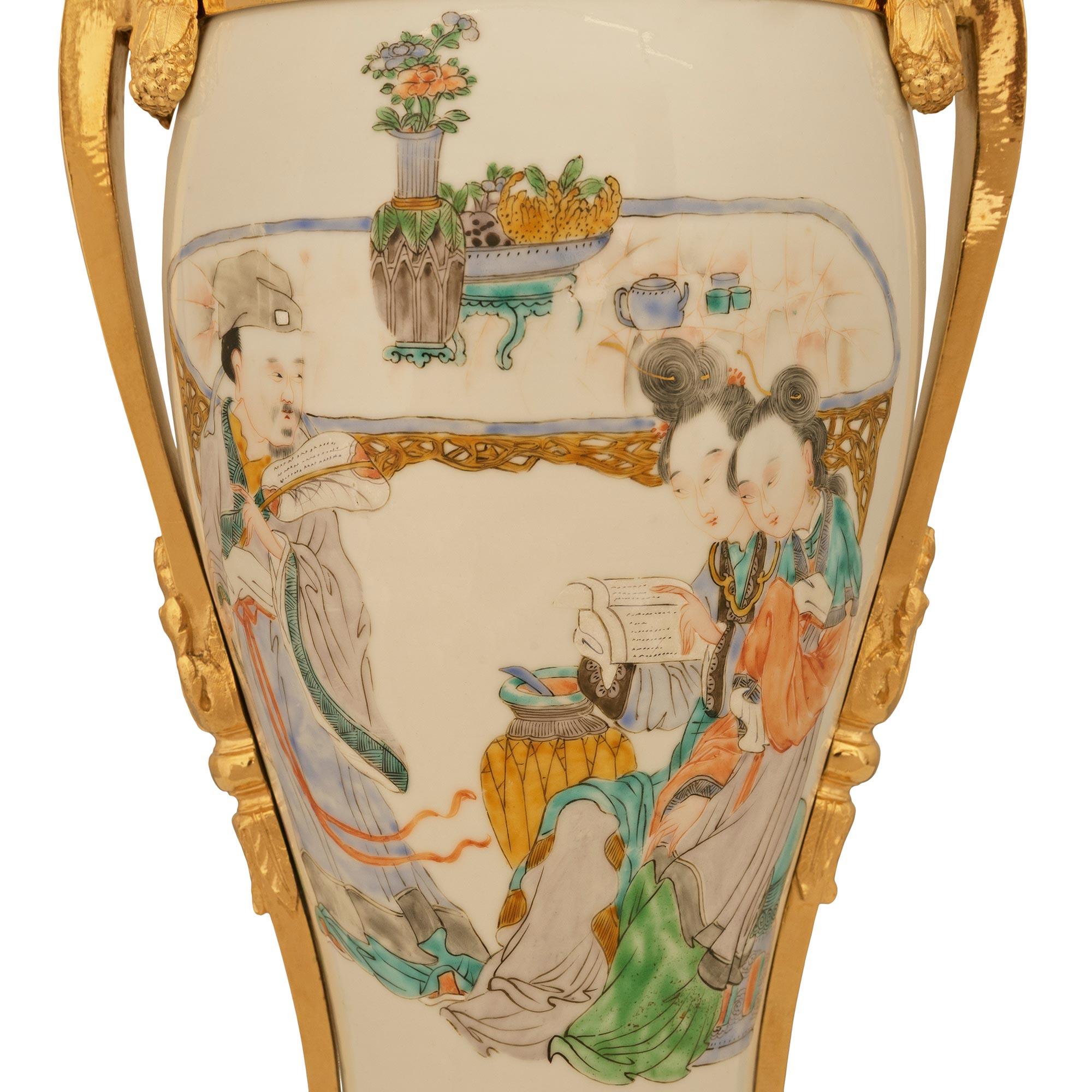 coppia di lampade in porcellana cinese del XVIII secolo e in ormolu francese di epoca Luigi XVI in vendita 1
