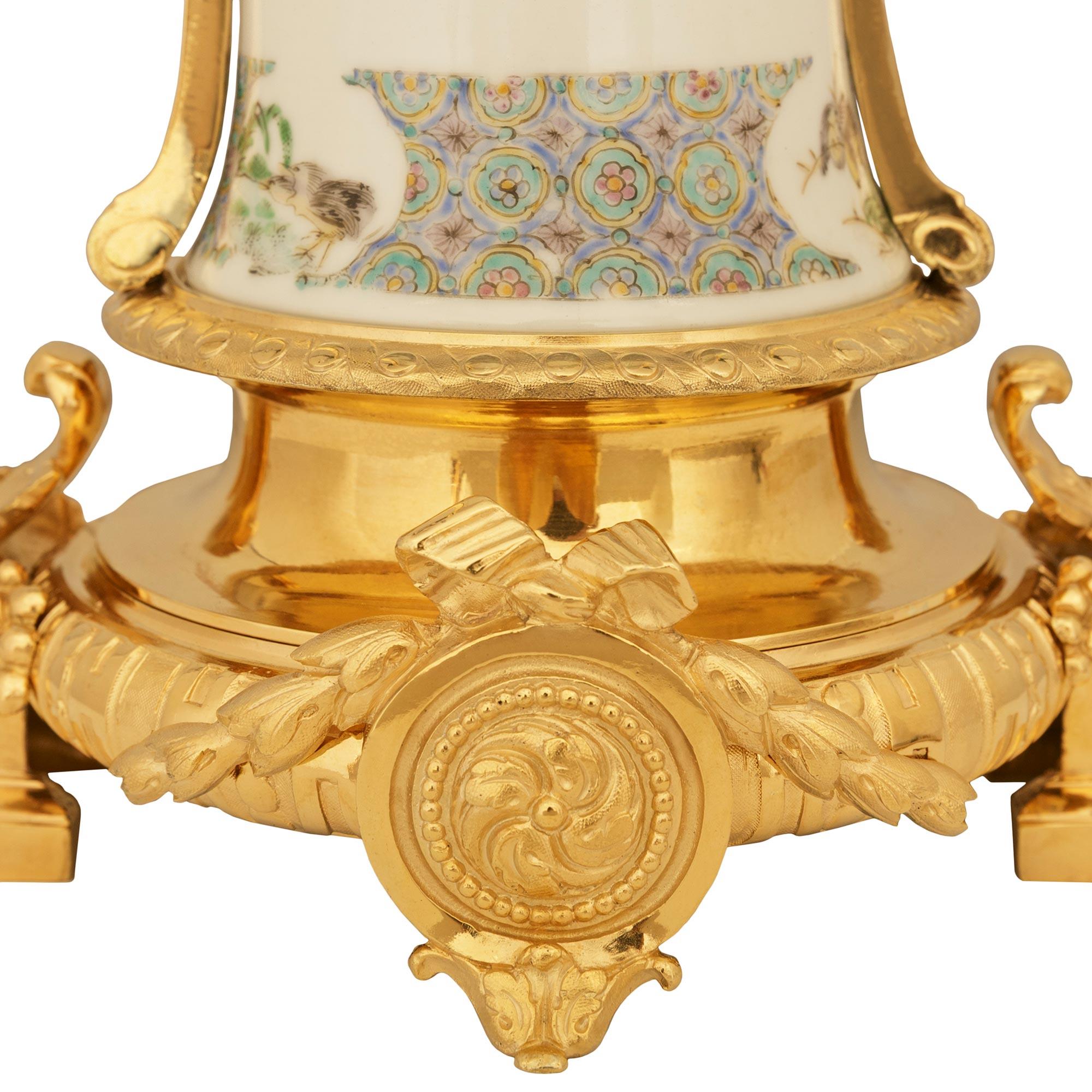coppia di lampade in porcellana cinese del XVIII secolo e in ormolu francese di epoca Luigi XVI in vendita 3