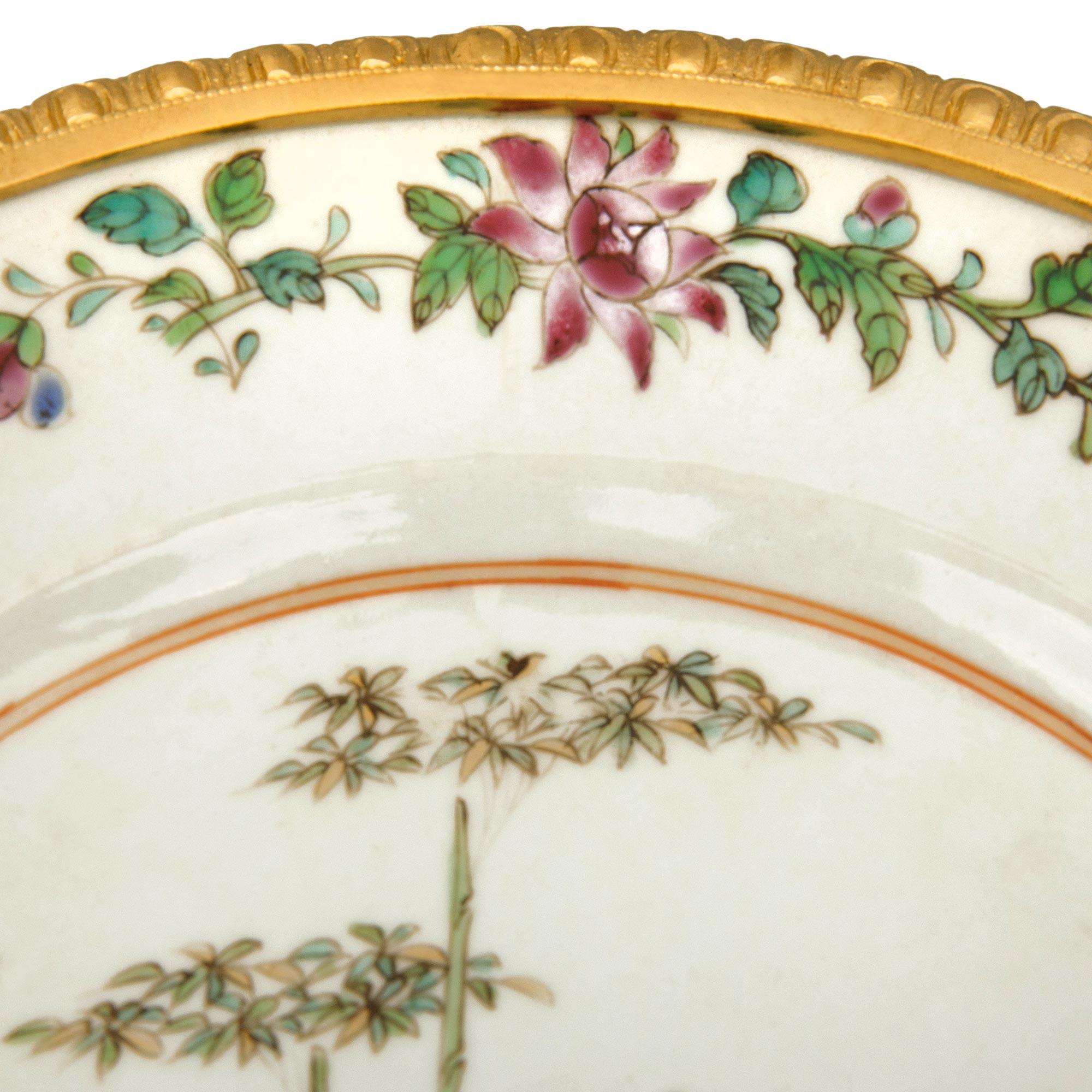 Louis XVI Paire de centres de table chinois du 18e siècle en porcelaine et bronze doré en vente