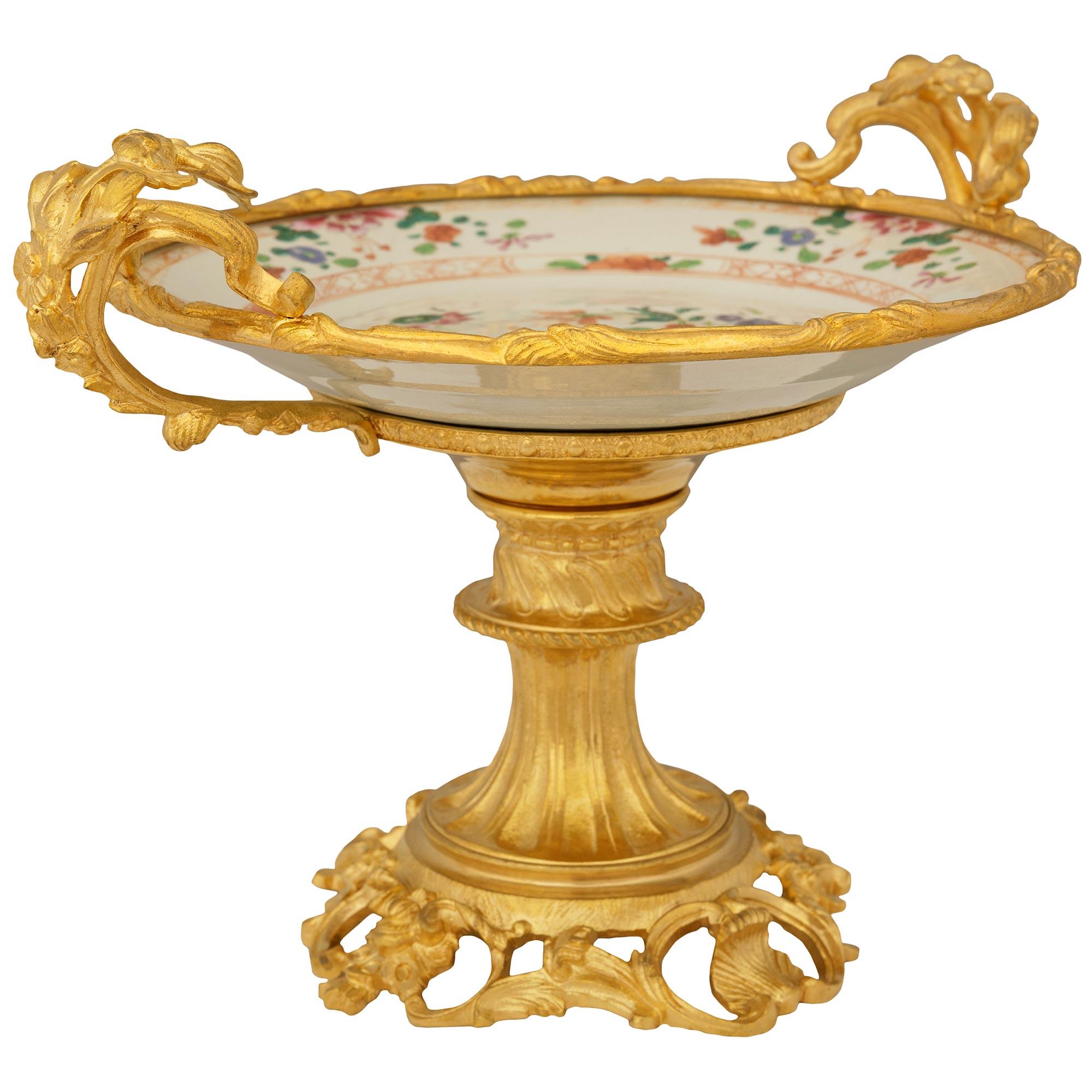 Louis XVI Paire de centres de table chinois du 18e siècle en porcelaine et bronze doré en vente