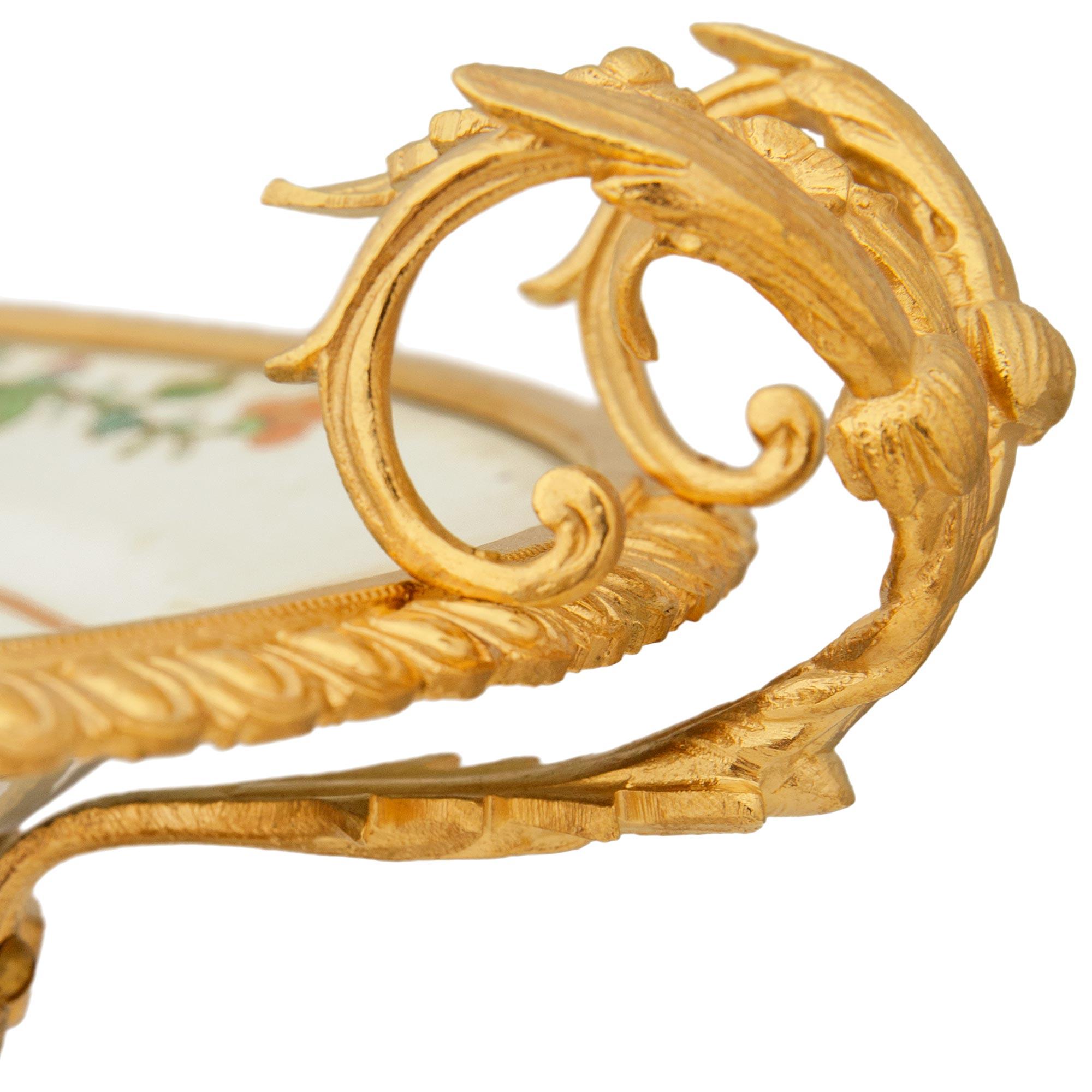 Chinois Paire de centres de table chinois du 18e siècle en porcelaine et bronze doré en vente