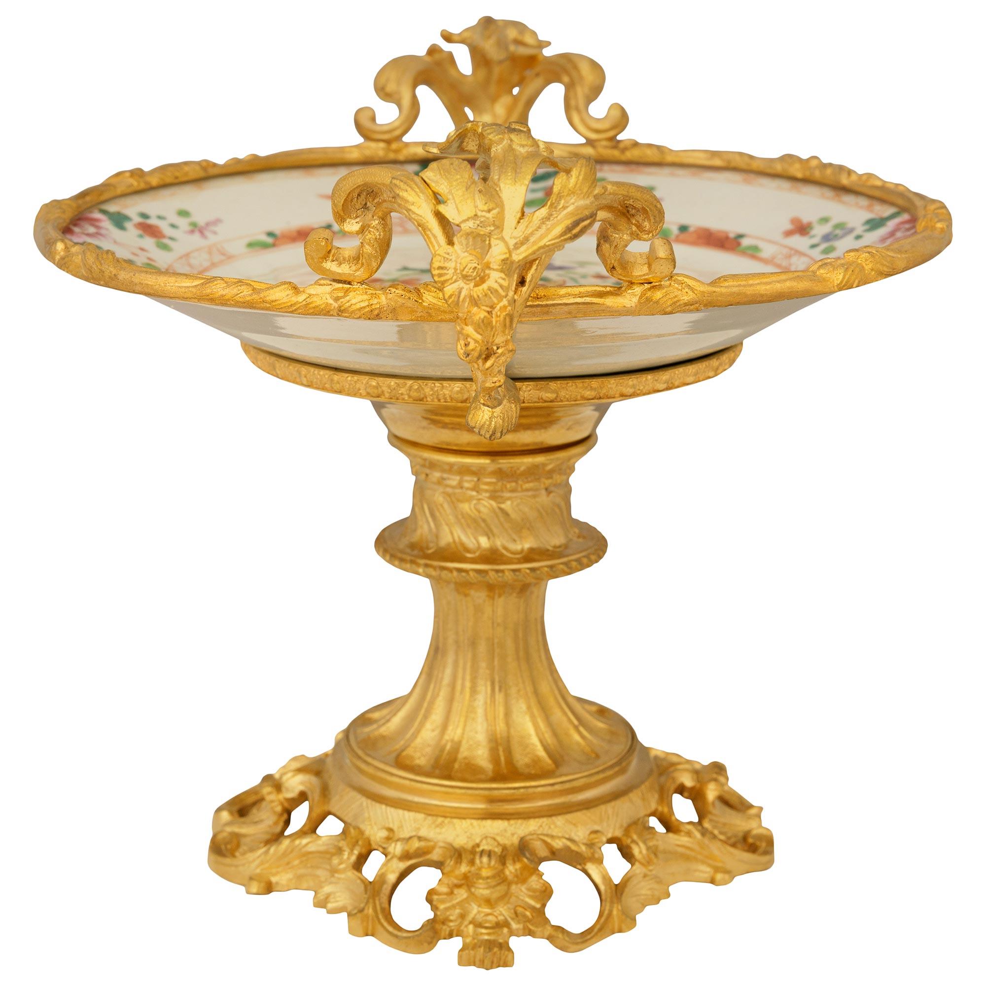 Chinois Paire de centres de table chinois du 18e siècle en porcelaine et bronze doré en vente