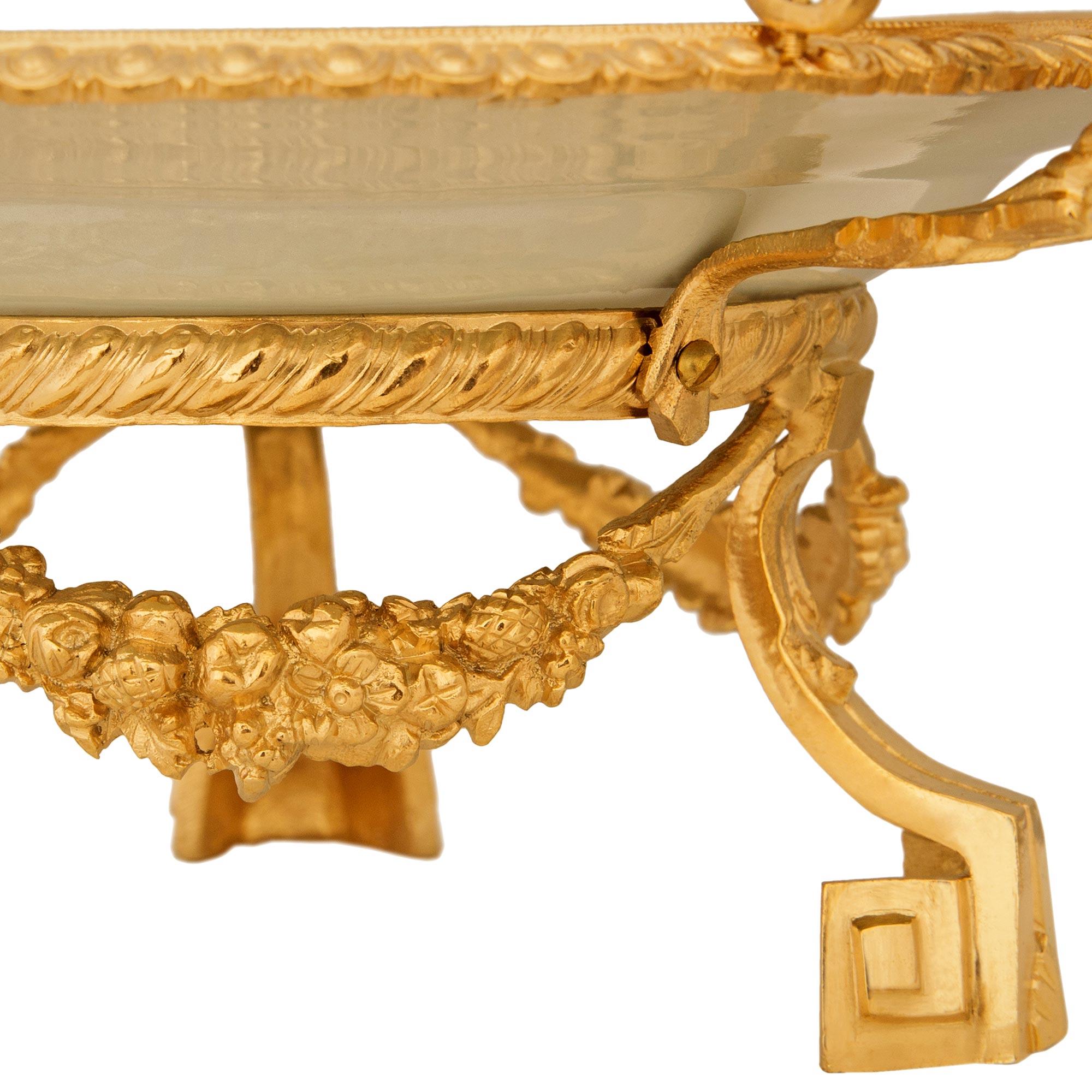 Paire de centres de table chinois du 18e siècle en porcelaine et bronze doré Bon état - En vente à West Palm Beach, FL