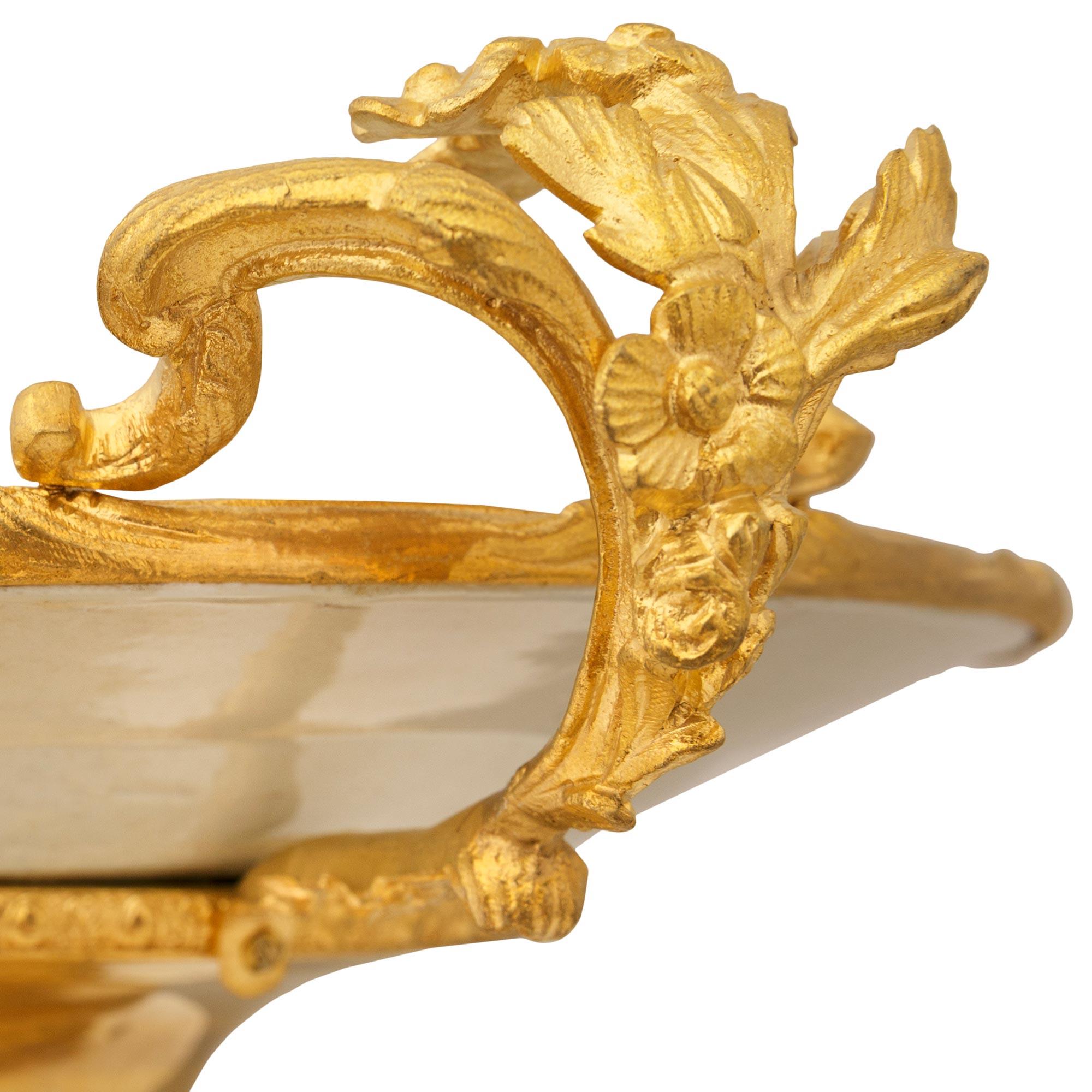 Paire de centres de table chinois du 18e siècle en porcelaine et bronze doré Bon état - En vente à West Palm Beach, FL
