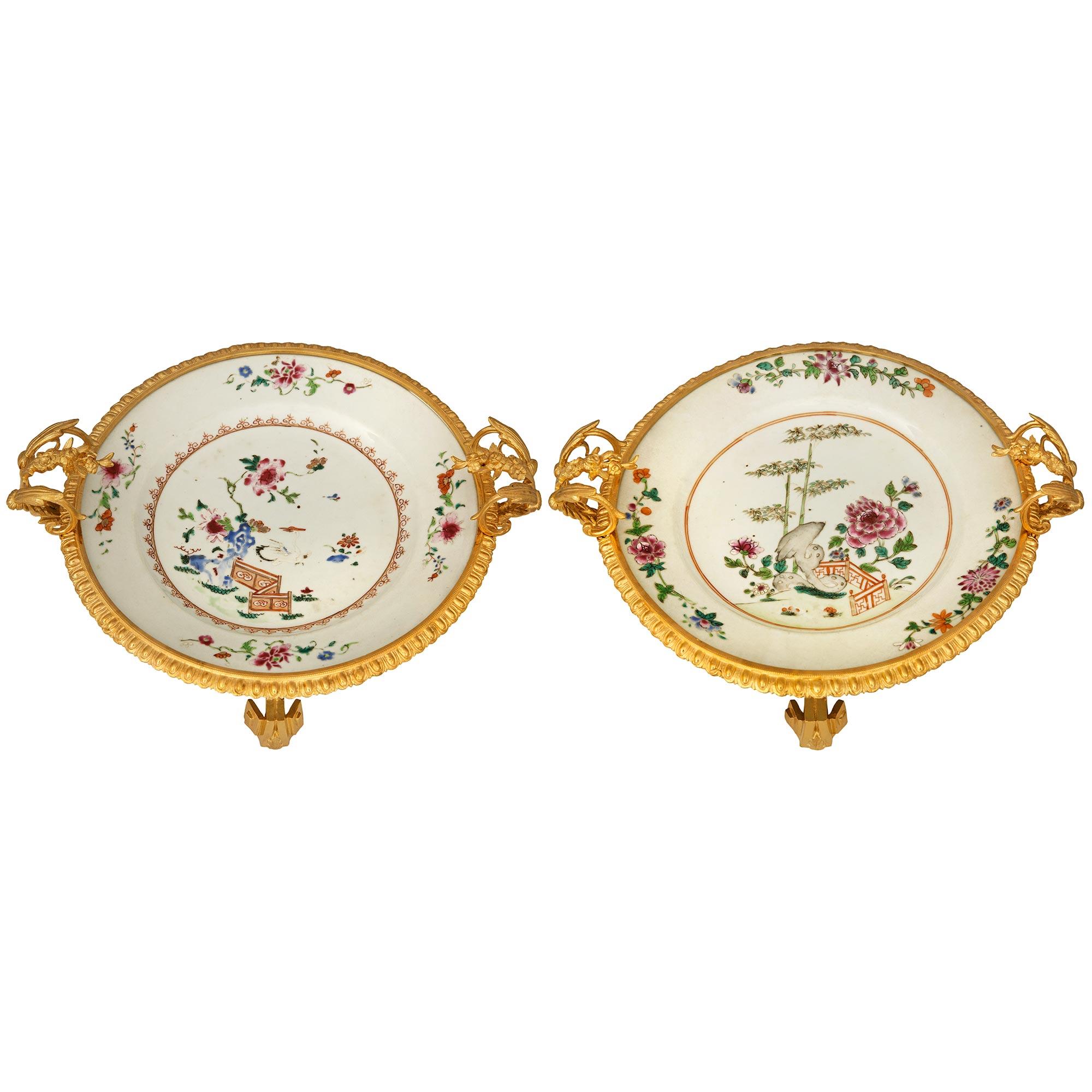 XVIIIe siècle et antérieur Paire de centres de table chinois du 18e siècle en porcelaine et bronze doré en vente