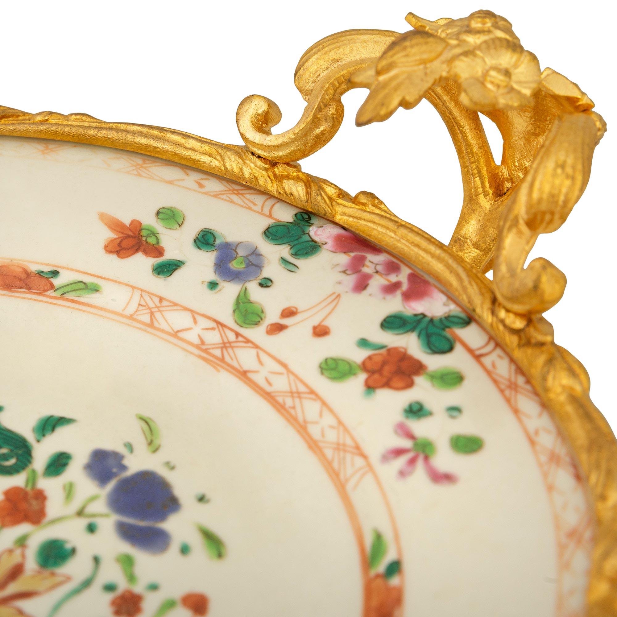 XVIIIe siècle et antérieur Paire de centres de table chinois du 18e siècle en porcelaine et bronze doré en vente