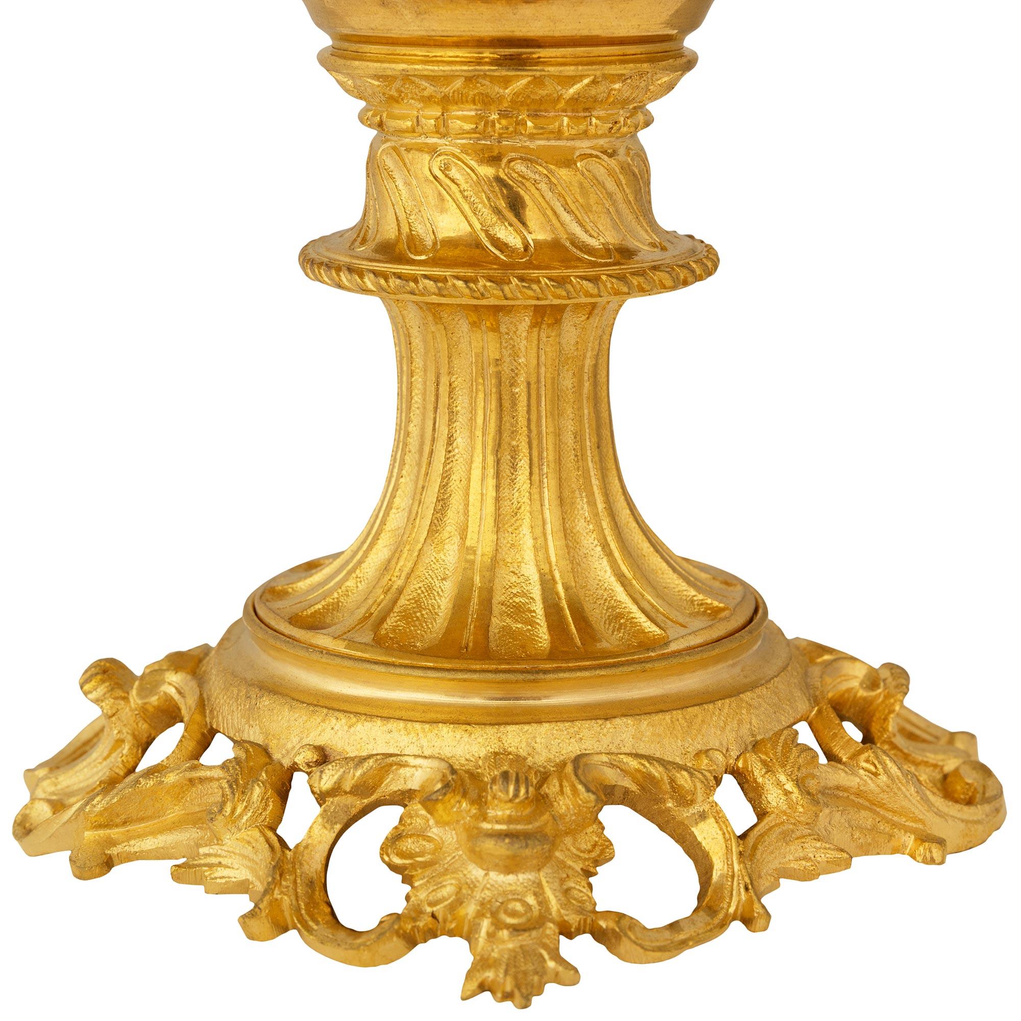 Porcelaine Paire de centres de table chinois du 18e siècle en porcelaine et bronze doré en vente
