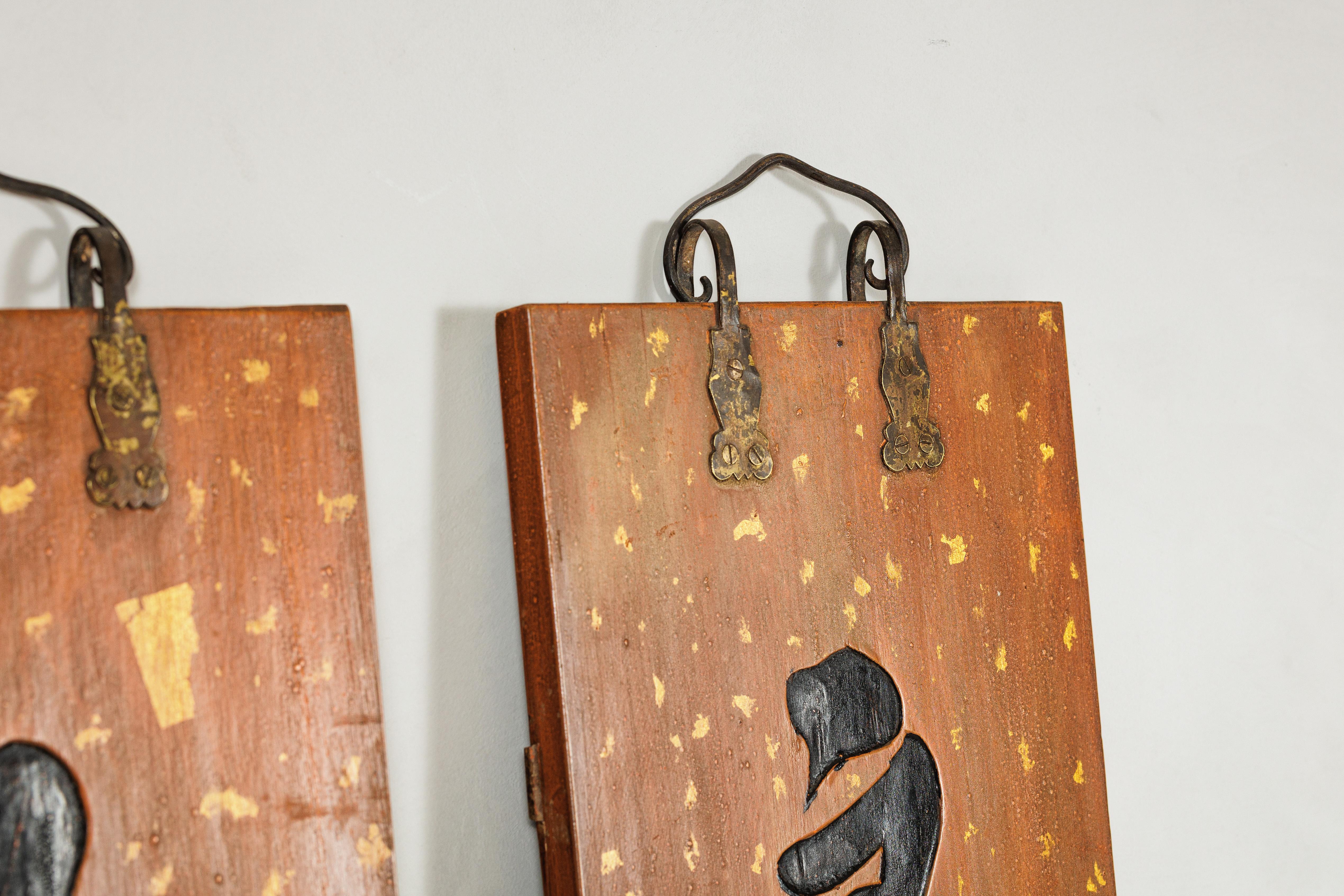 Pareja de letreros caligráficos chinos lacados de los años 20 con caracteres tallados a mano en venta 2