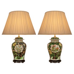 Paire de lampes chinoises du 19e siècle en porcelaine Famille Verte et Wood Wood patiné
