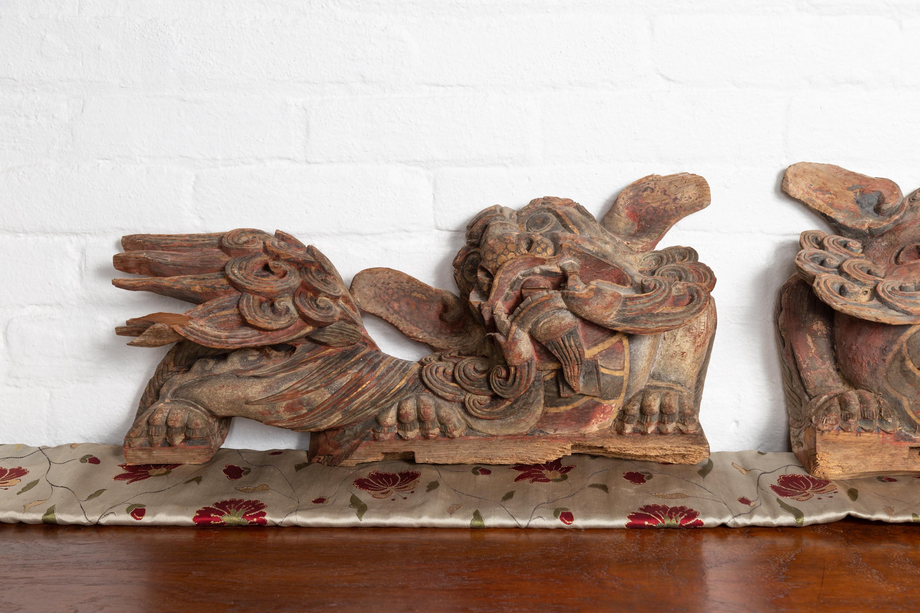 Pareja de leones guardianes de templos chinos del siglo XIX tallados y pintados a mano Tallado a mano en venta