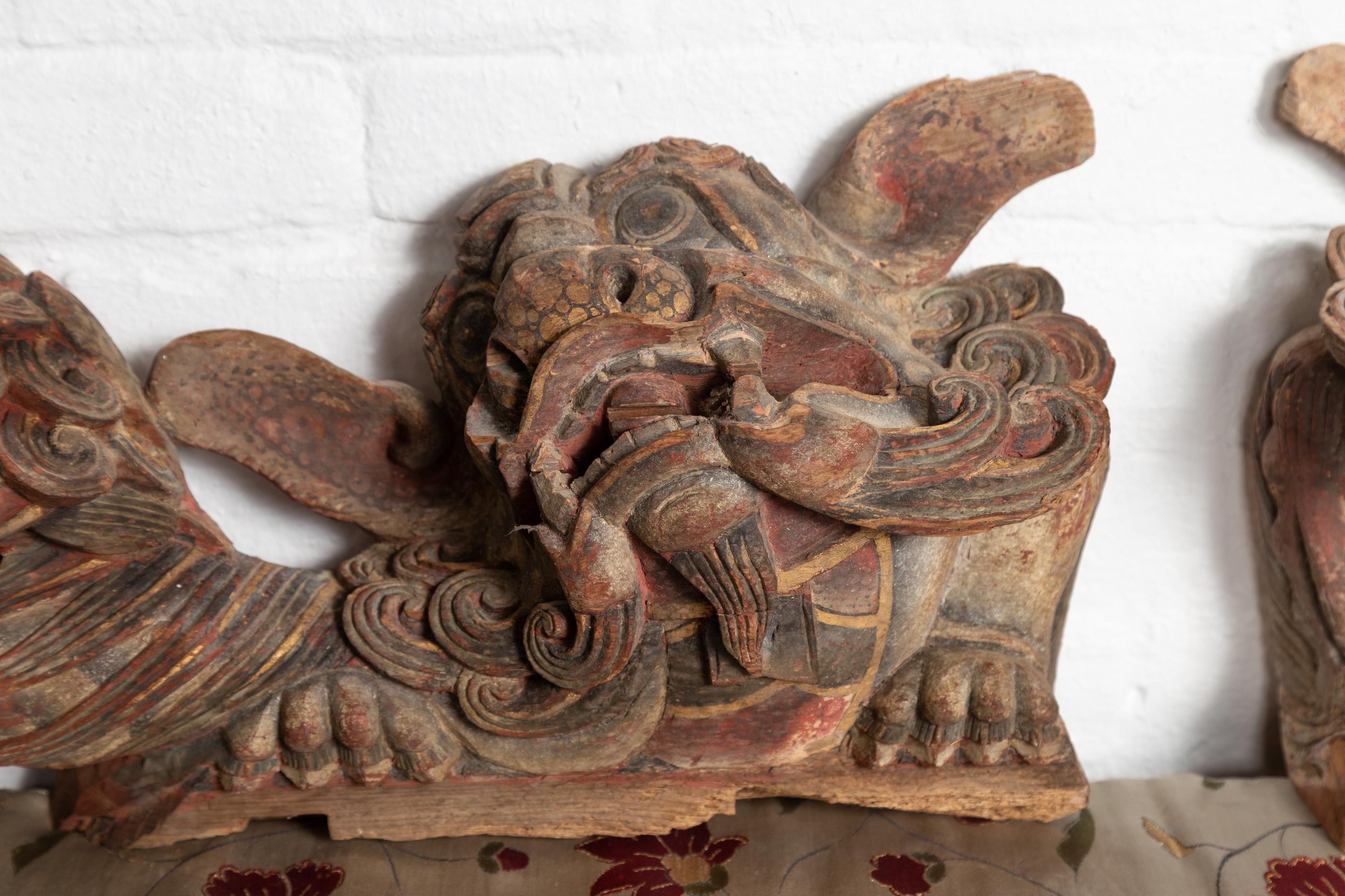 Pareja de leones guardianes de templos chinos del siglo XIX tallados y pintados a mano Madera en venta