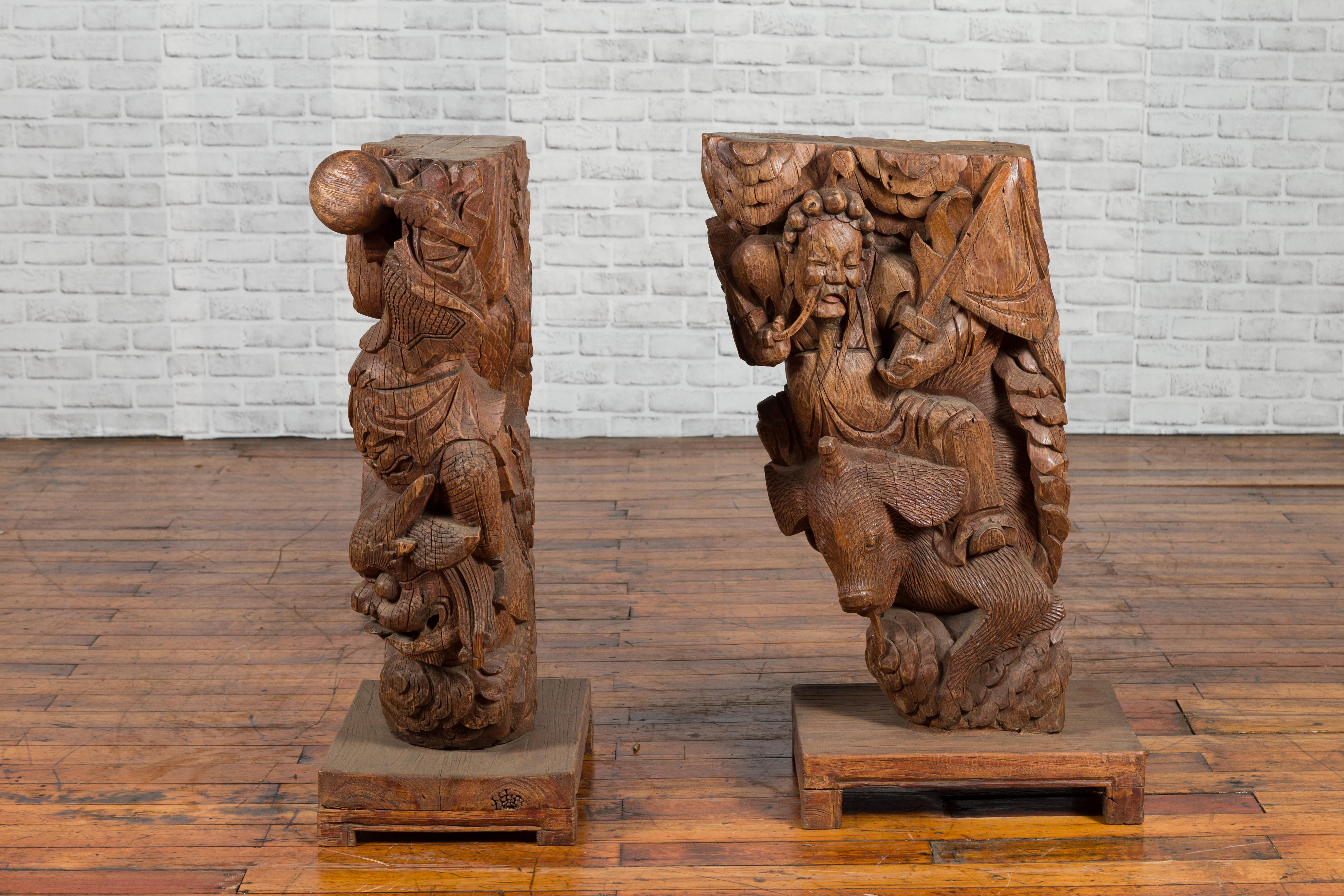 Coppia di mensole da tempio in legno intagliato a mano del XIX secolo Qing con guerrieri in vendita 10