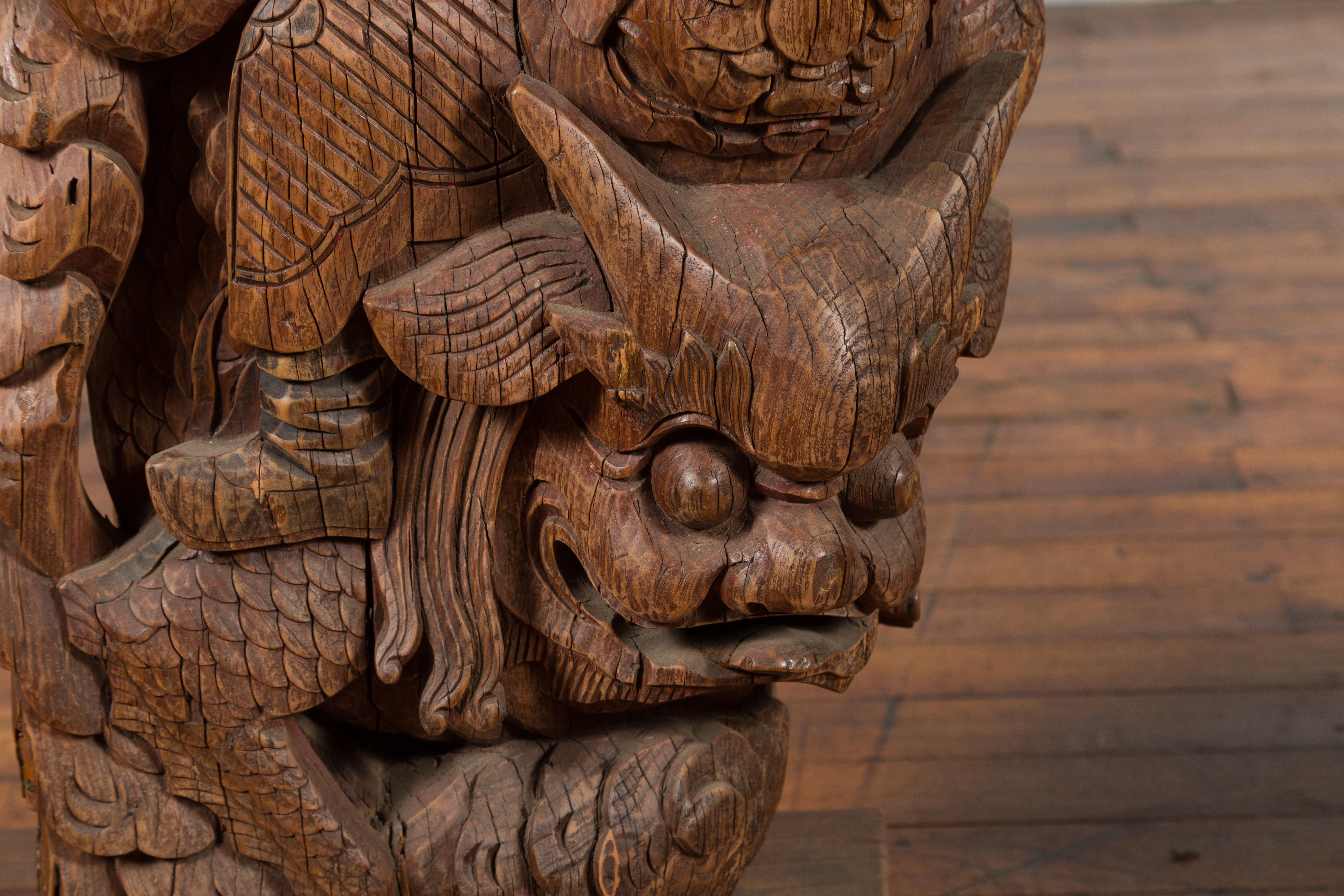 Legno Coppia di mensole da tempio in legno intagliato a mano del XIX secolo Qing con guerrieri in vendita