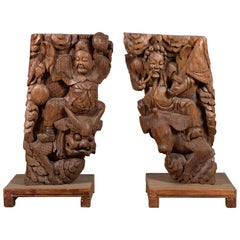 Paire de corbeaux de temple chinois en bois sculptés à la main du 19ème siècle avec guerriers