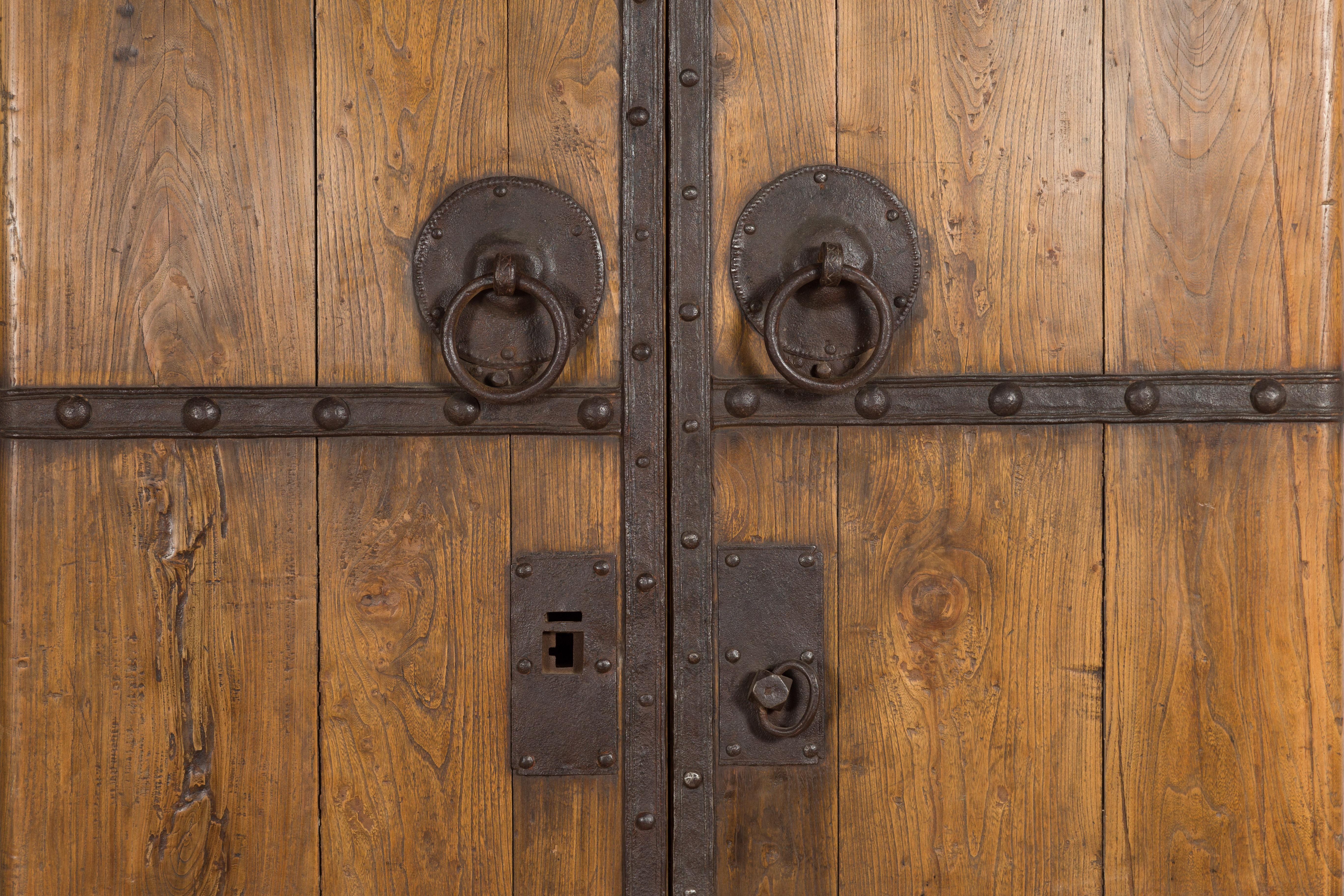 XIXe siècle Paire de portes de palais chinoises du 19ème siècle, période de la dynastie Qing, avec raccords en fer en vente