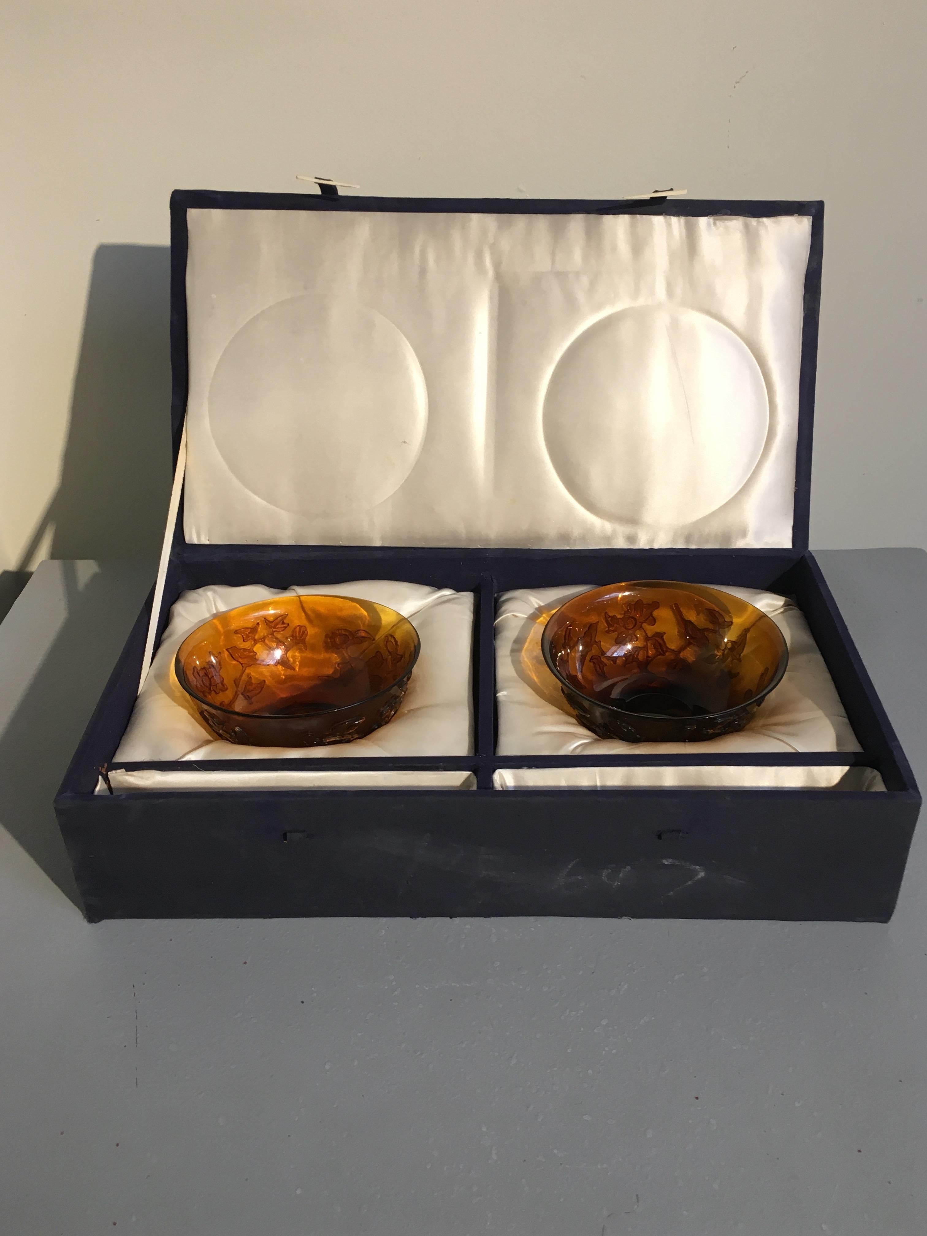 Paire de bols en verre sculpté de Pékin en ambre, dynastie Qing, fin du 19e siècle en vente 4