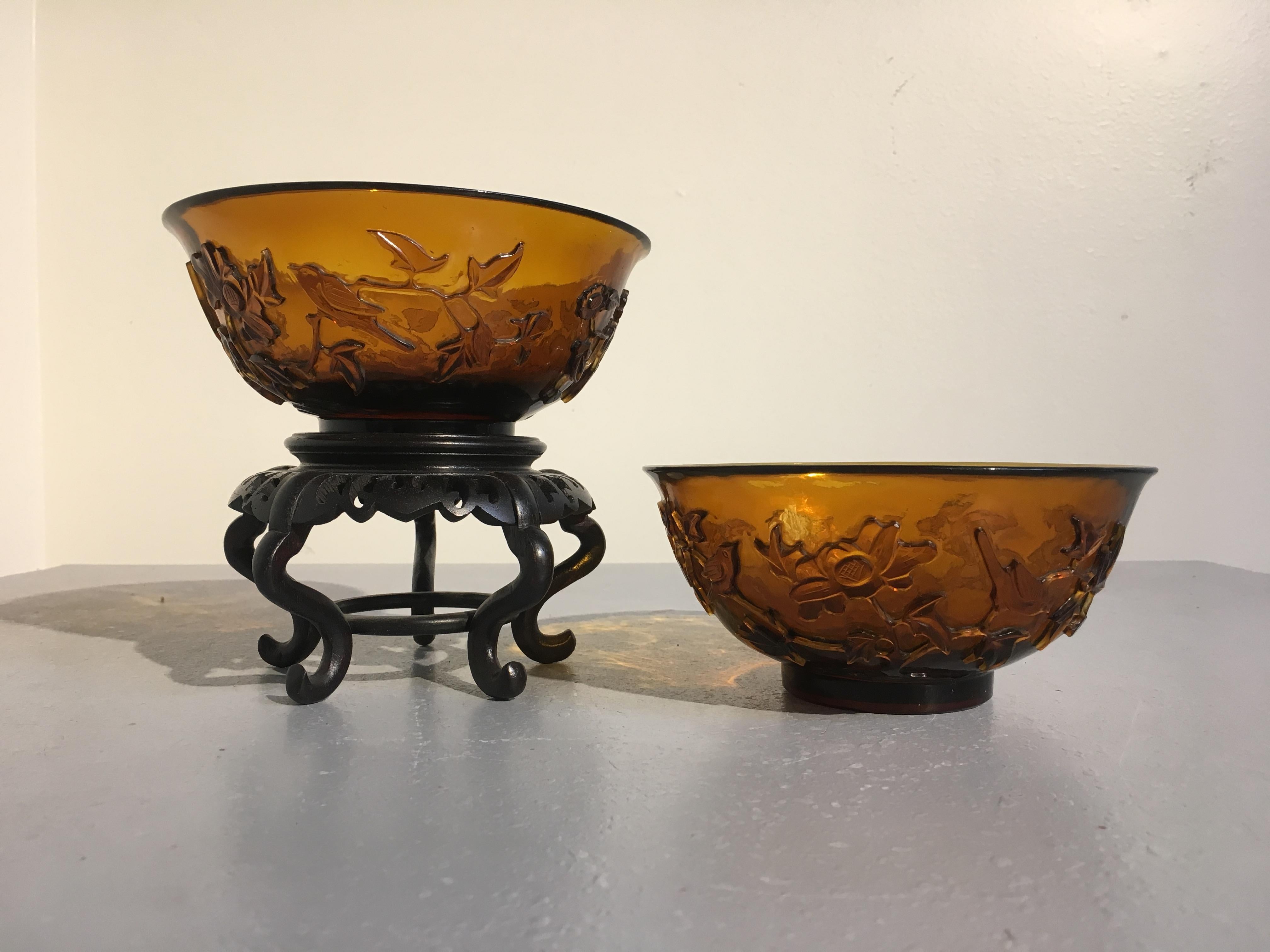 Paar chinesische Peking-Glasschalen aus Bernstein, geschnitzt, Qing-Dynastie, spätes 19. Jahrhundert (Chinesisch) im Angebot