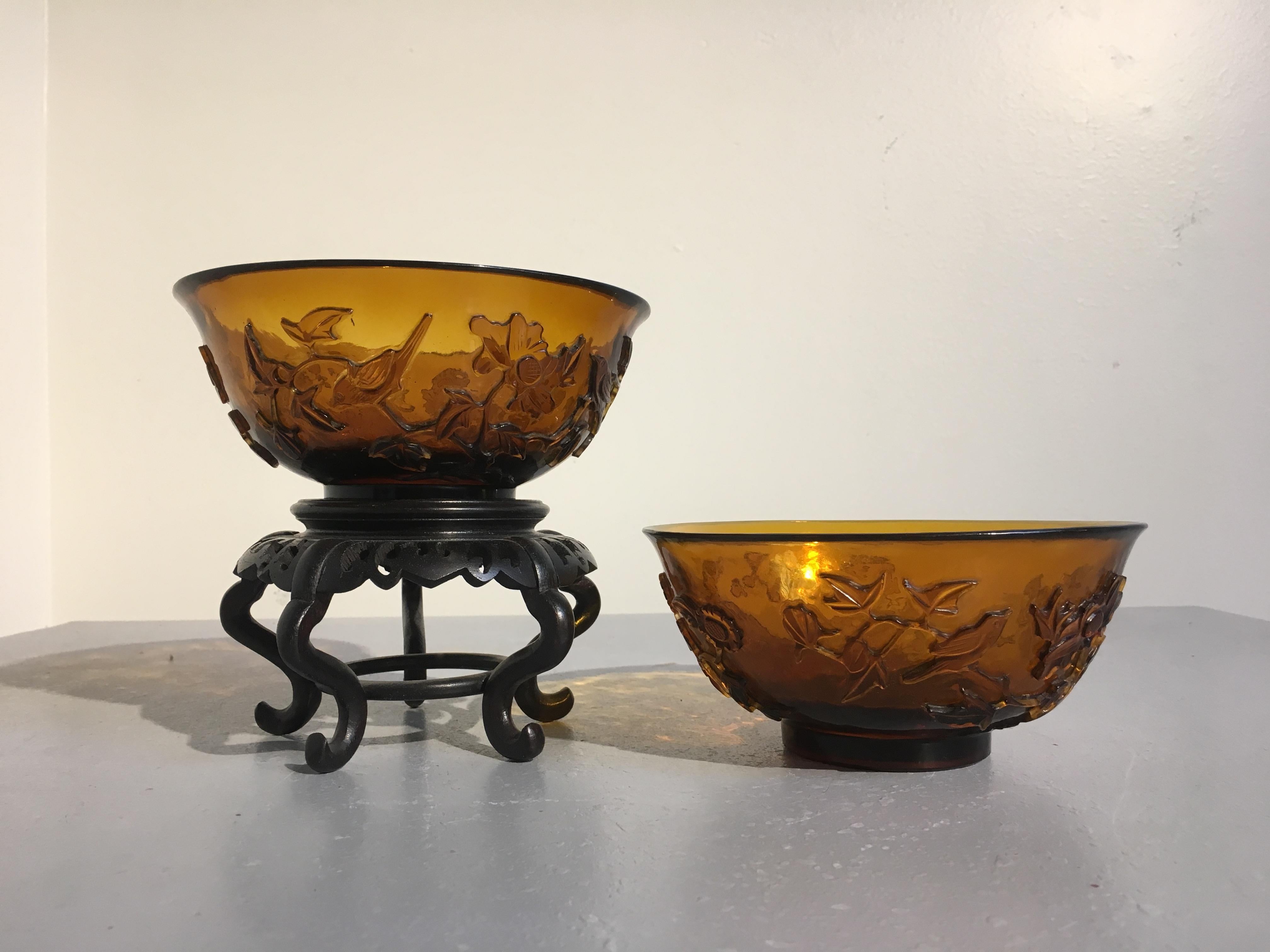 Paar chinesische Peking-Glasschalen aus Bernstein, geschnitzt, Qing-Dynastie, spätes 19. Jahrhundert (Handgeschnitzt) im Angebot