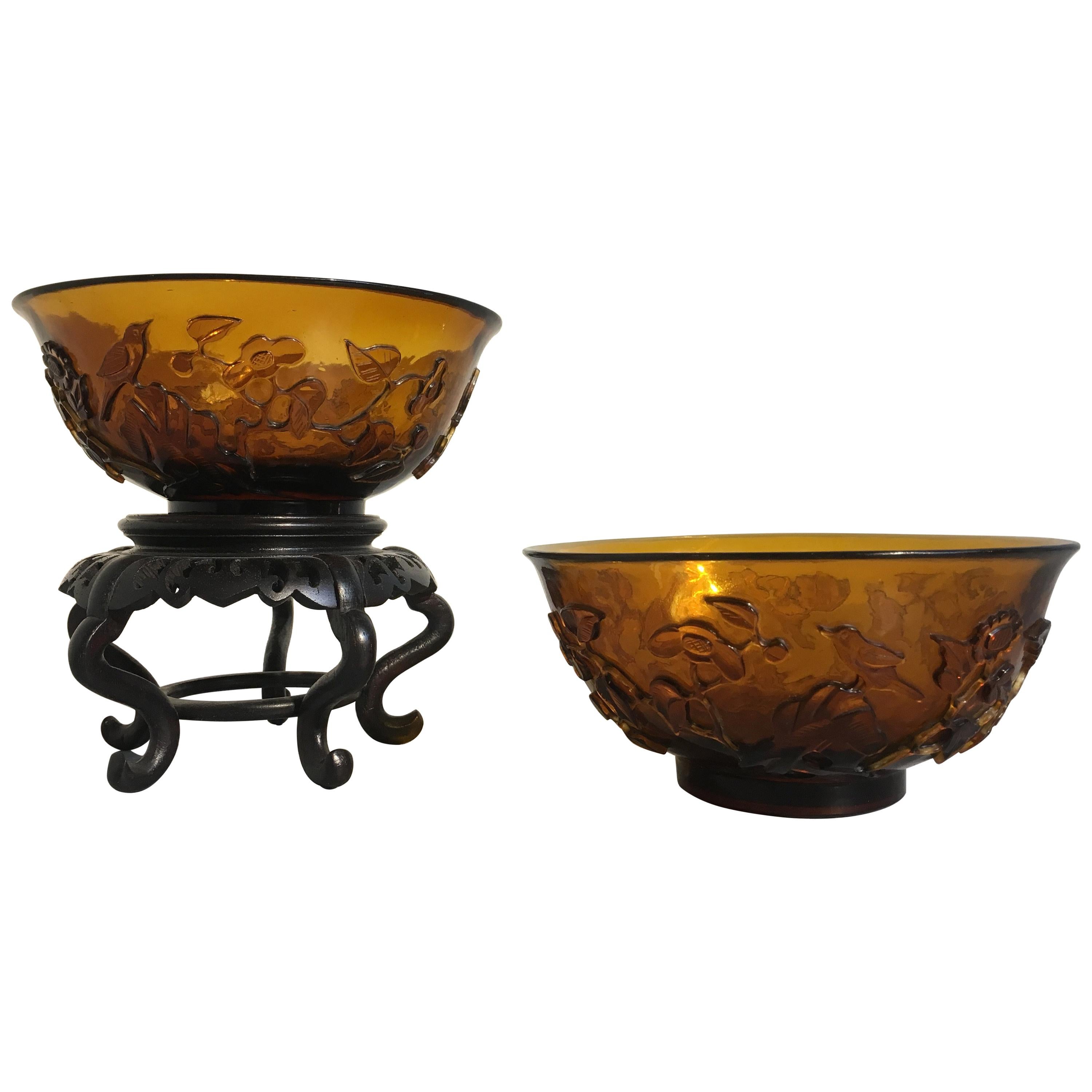 Paar chinesische Peking-Glasschalen aus Bernstein, geschnitzt, Qing-Dynastie, spätes 19. Jahrhundert im Angebot