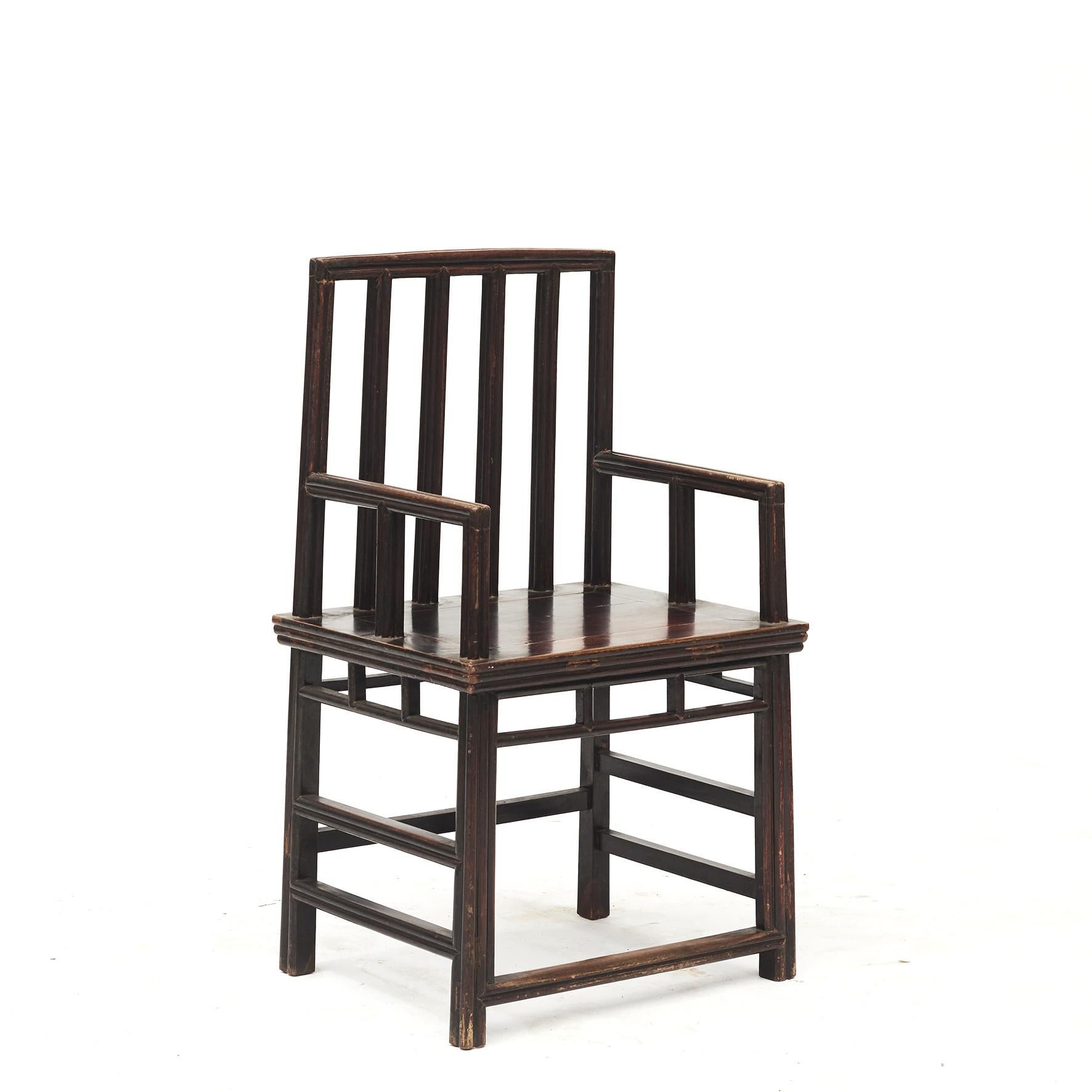 Paar architektonische Sessel in originalem, unberührtem Zustand. Diese Stühle haben ein unverwechselbares Profil mit wunderschönen Linien. Original weinroter Lack.
Aus der Provinz Jiangsu, China, um 1800.

Ein sehr dekoratives Sesselpaar, aber