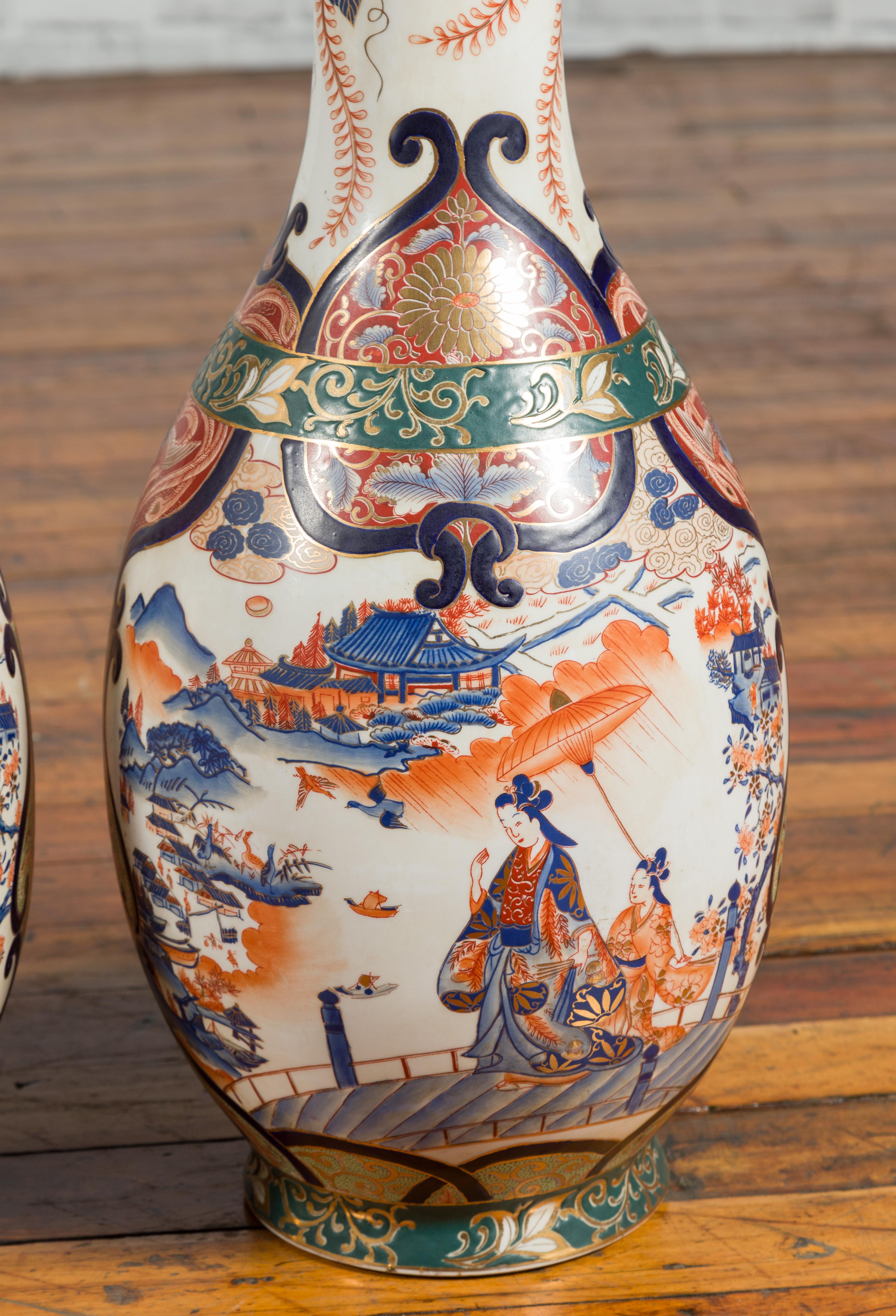 Paire de vases de palais de style Arita avec décor bleu, orange, vert et or en vente 4