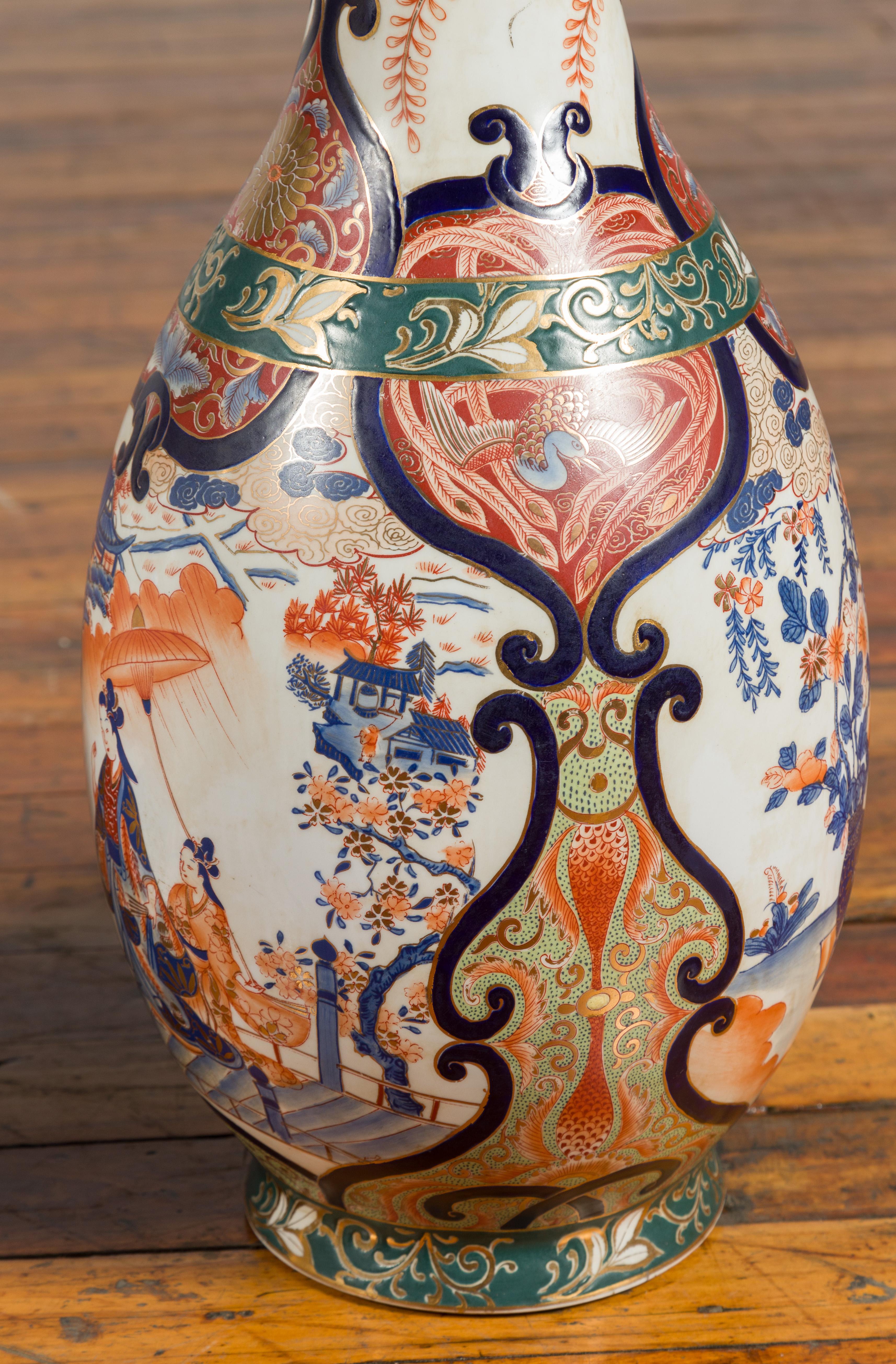 Paire de vases de palais chinois de style Arita avec décor bleu, orange, vert et or en vente 8