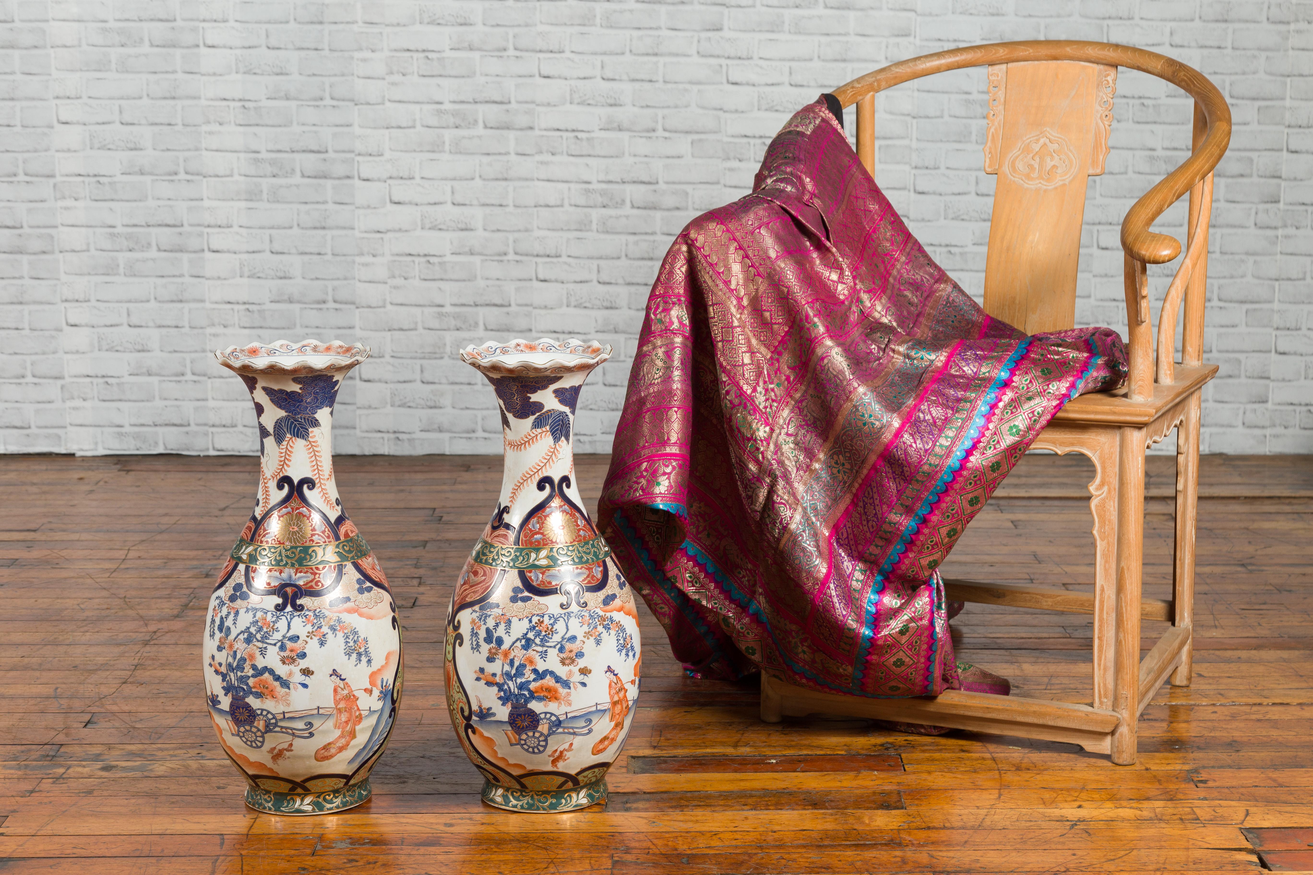 Paire de vases de palais chinois vintage de style Arita du milieu du 20e siècle, avec des sommets festonnés. Nous avons deux paires disponibles, vendues au prix de 1 800 $ la paire. Créée en Chine au milieu du siècle dernier, cette paire de vases de