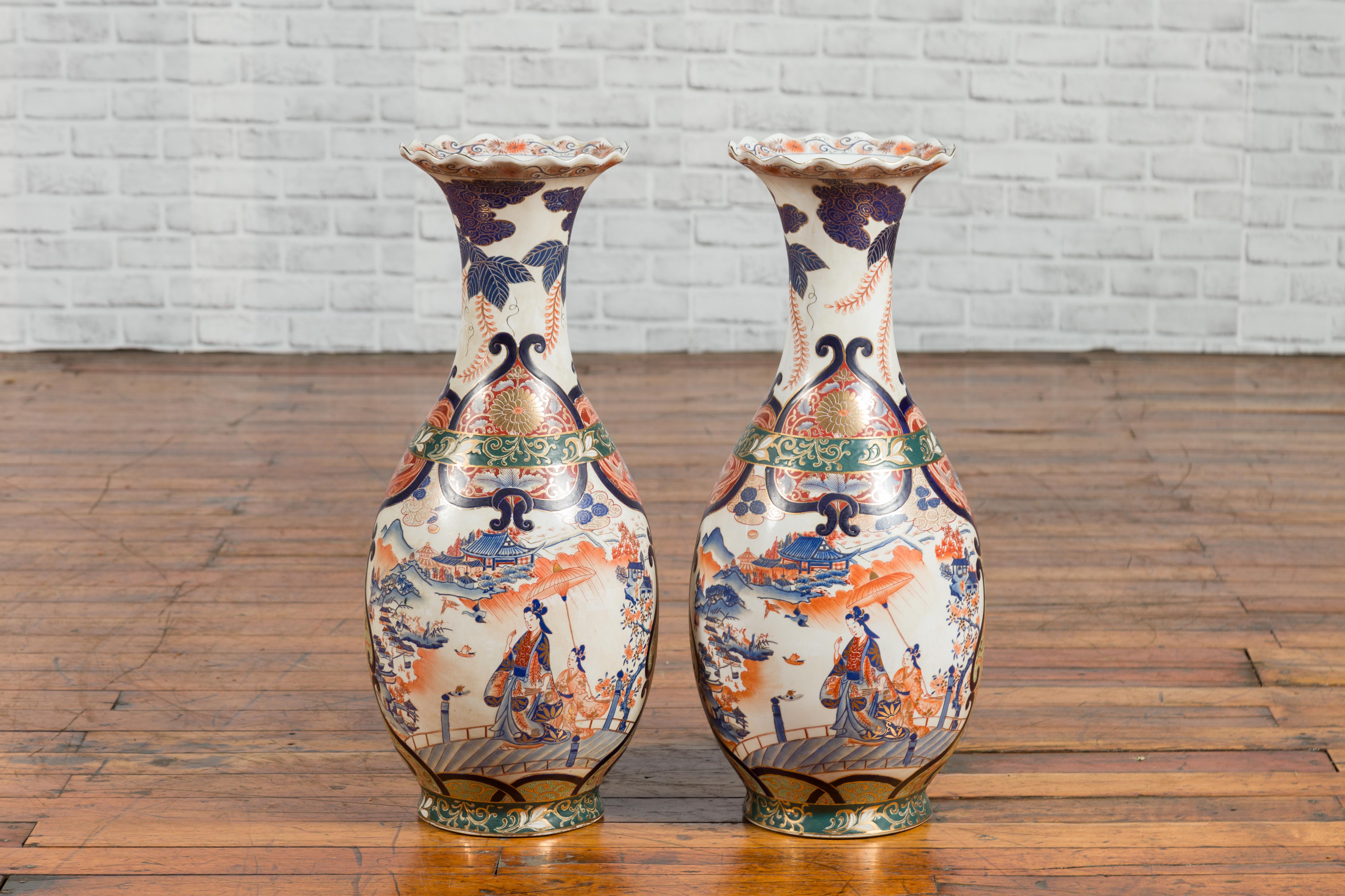 Chinois Paire de vases de palais de style Arita avec décor bleu, orange, vert et or en vente