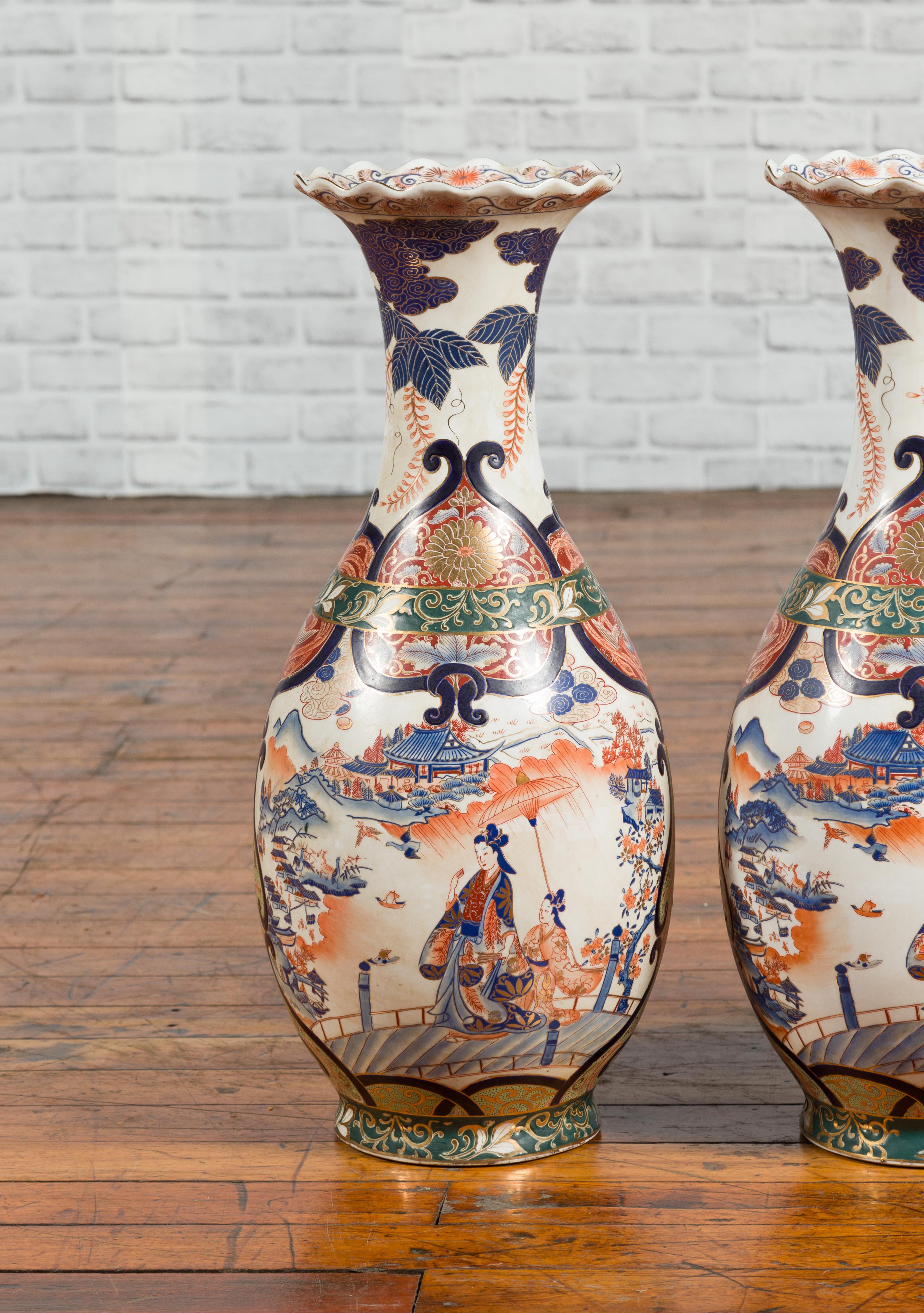 20ième siècle Paire de vases de palais chinois de style Arita avec décor bleu, orange, vert et or en vente