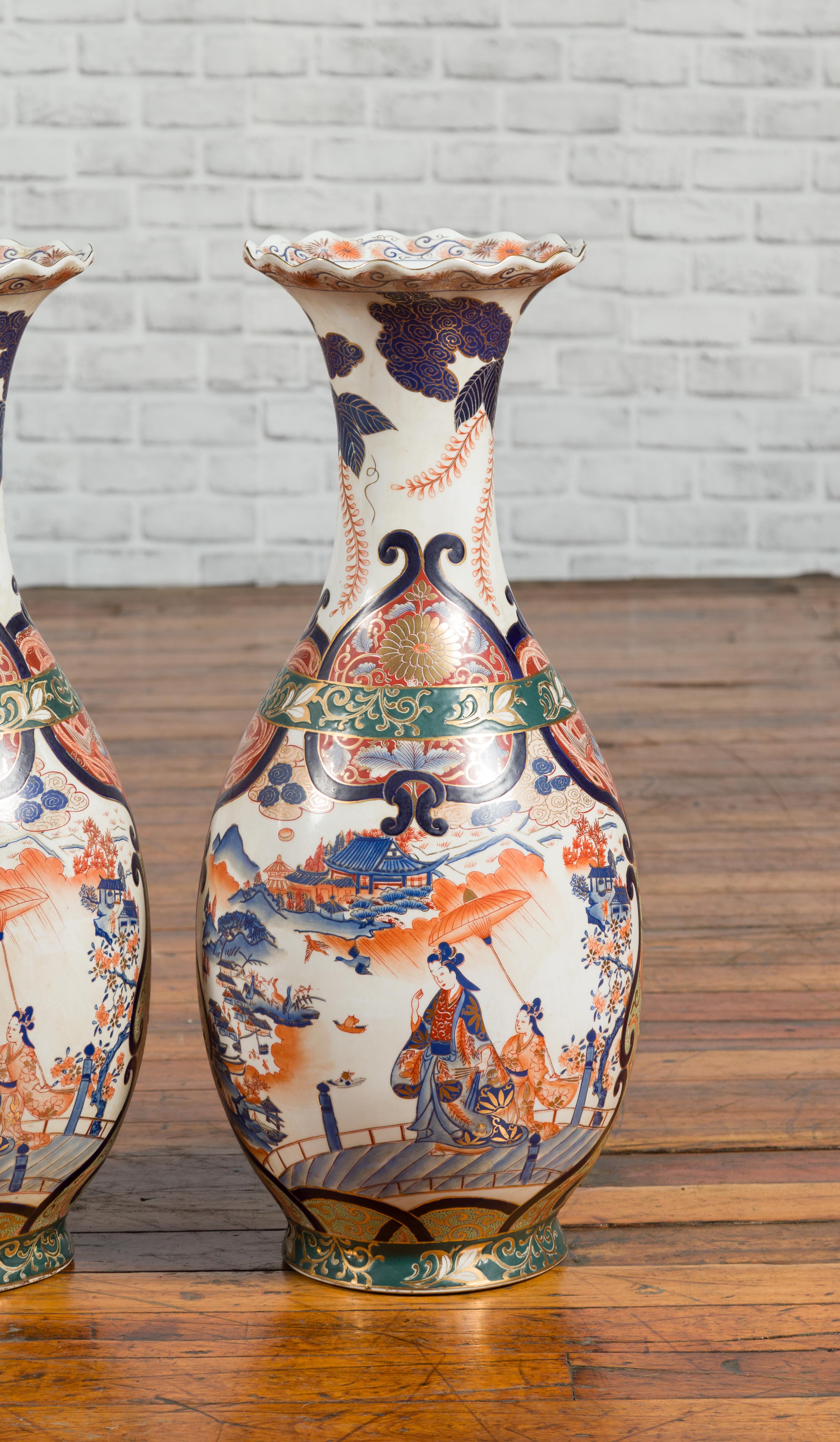Porcelaine Paire de vases de palais de style Arita avec décor bleu, orange, vert et or en vente