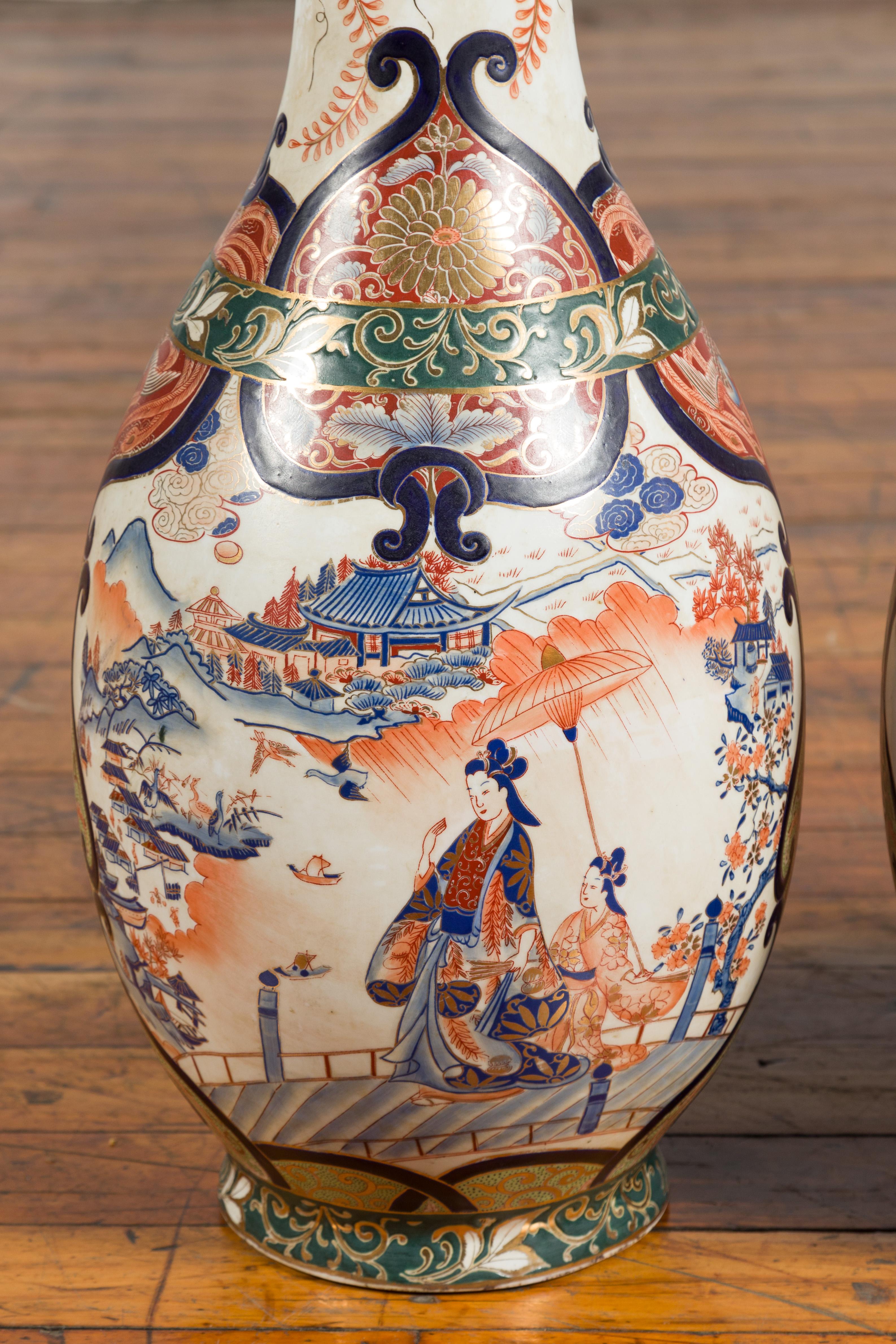 Paire de vases de palais de style Arita avec décor bleu, orange, vert et or en vente 3
