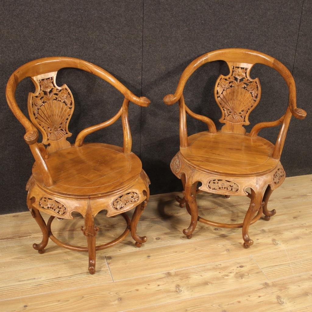 Pair of Chinese armchairs of the 20th century. Furniture carved
echiseled in light exotic wood with beautiful lines and pleasant furnishings. Armchairs of discrete comfort ideal to combine with a pillow (not included in the offer). Furniture that