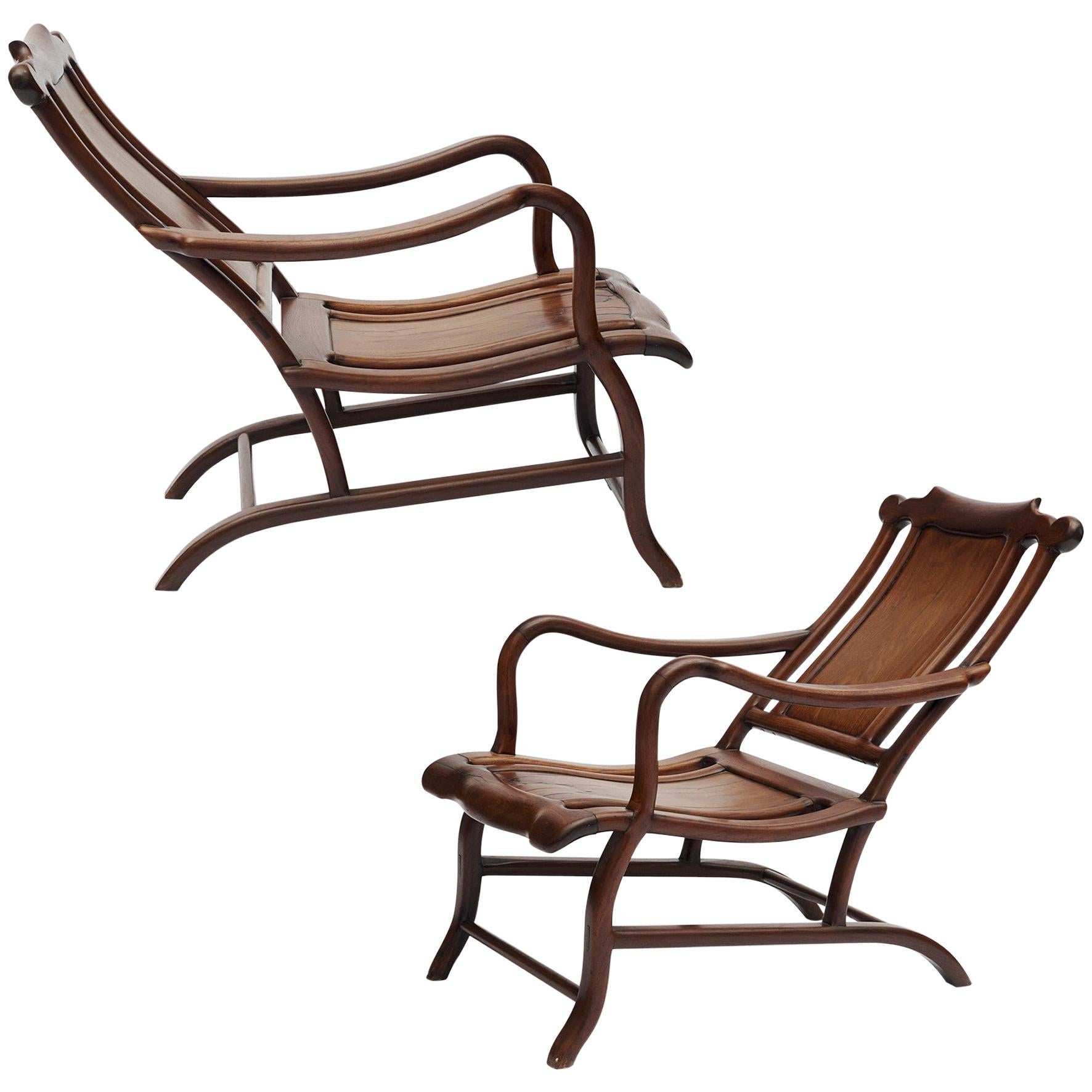 Pair of Chinese Art Deco deck chairs/ moon gazing chair made of Hongmu wood (blackwood).
Paneled seat with slightly curved armrests.
Great craftsmanship. One seat repaired (see photo).
Shanghai, 1910-1920.
 