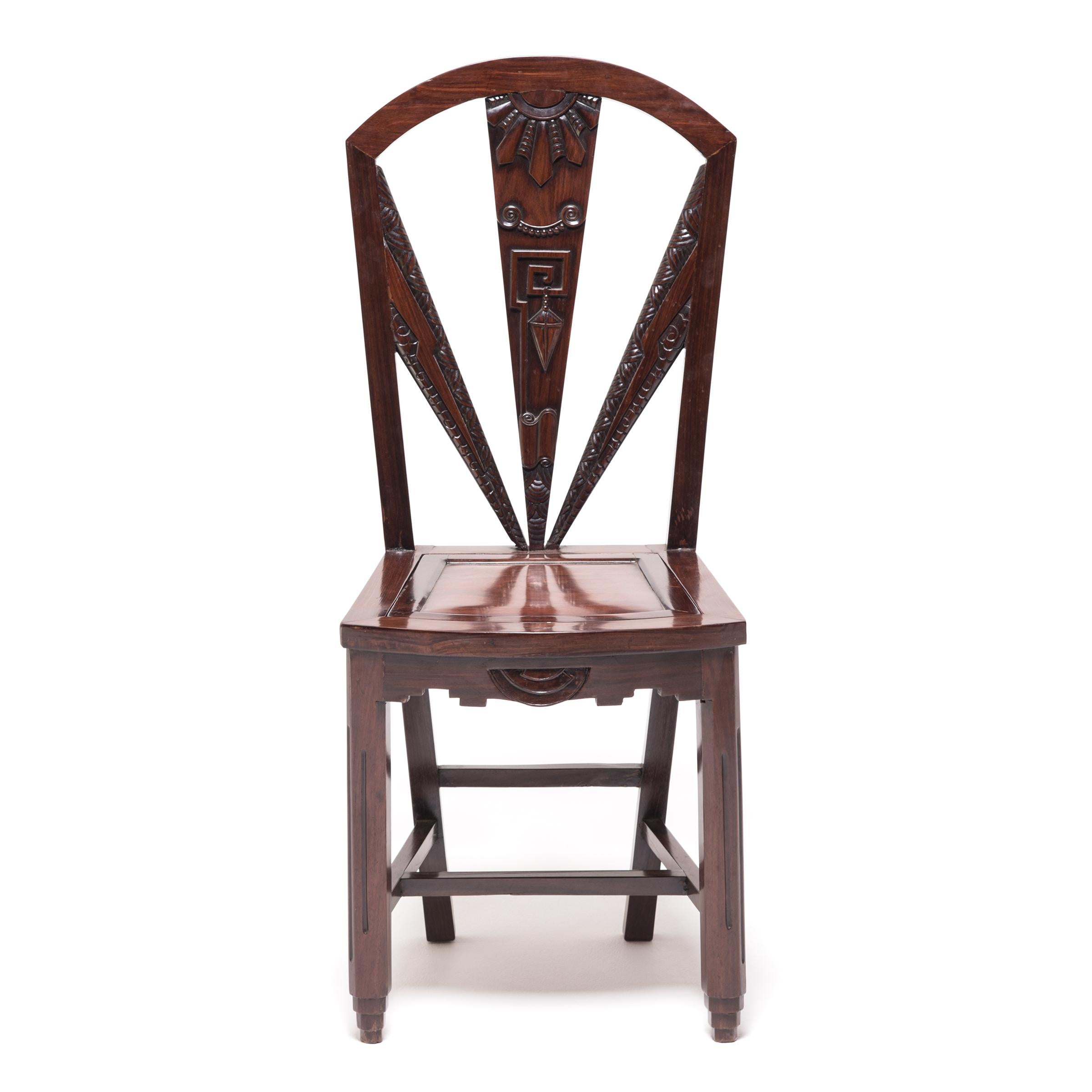 Cette paire de magnifiques chaises en bois noir a été fabriquée il y a un siècle à Shanghai, une ville portuaire animée qui était à l'avant-garde du goût et de l'influence de la culture chinoise au début du XXe siècle. Réalisées dans le style Art