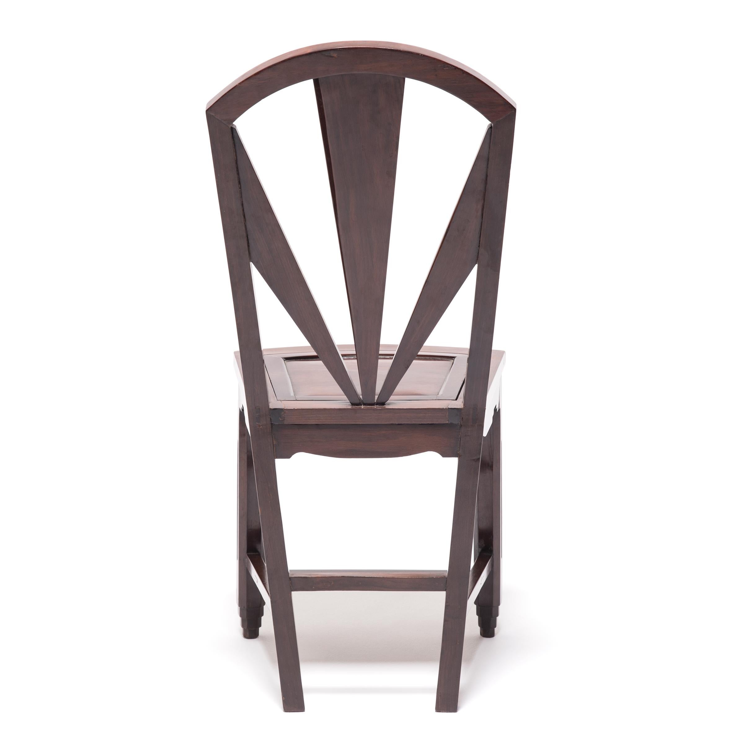 Sculpté à la main Paire de chaises d'appoint géométriques Art Déco chinoises, vers 1920 en vente