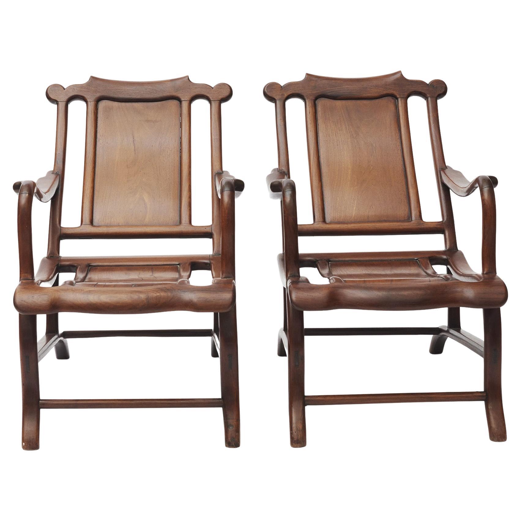 Paar chinesische Art-Déco-Liegestühle/Mondbeobachtungsstuhl aus Hongmu-Holz (Schwarzholz).
Getäfelter Sitz mit leicht geschwungenen Armlehnen.
Großartige Handwerkskunst. Ein Sitz wurde repariert (siehe Foto).
Shanghai, 1910-1920.
 