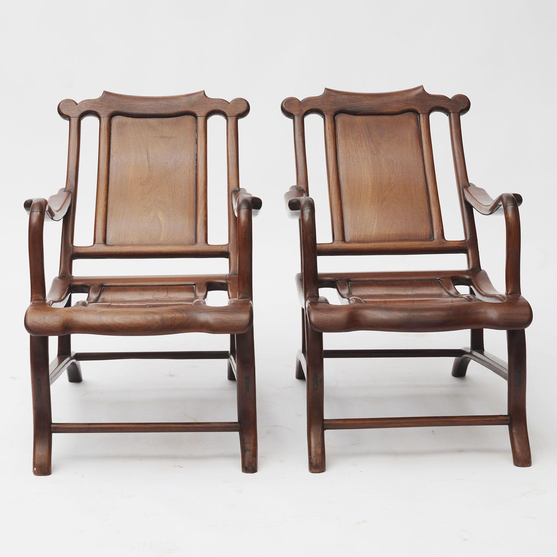 Paire de chaises longues chinoises Art déco/chaises d'observation de la lune en bois de Hongmu (bois noir).
Assise à panneaux avec accoudoirs légèrement incurvés.
Grand savoir-faire. Un siège réparé (voir photo).

Shanghai, 1910-1920.
 