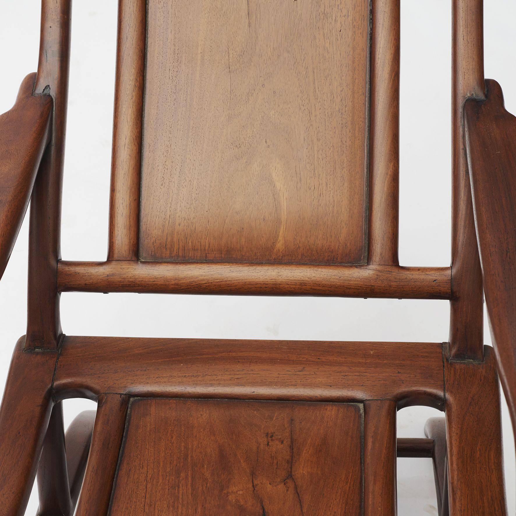 Bois de feuillus Paire de fauteuils inclinables en forme de lune de style Art Déco chinois en vente